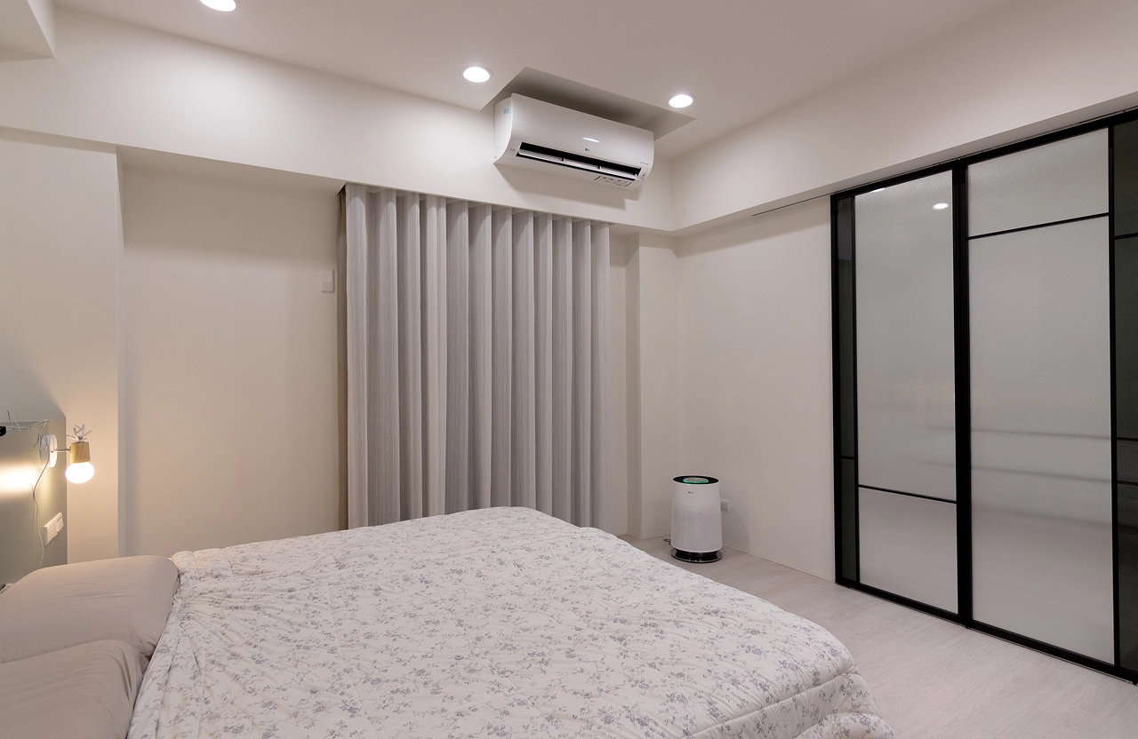 全室系統櫃極大化收納： 客廳電視櫃、更衣室推拉門、書房開門櫃，高效整合機能。