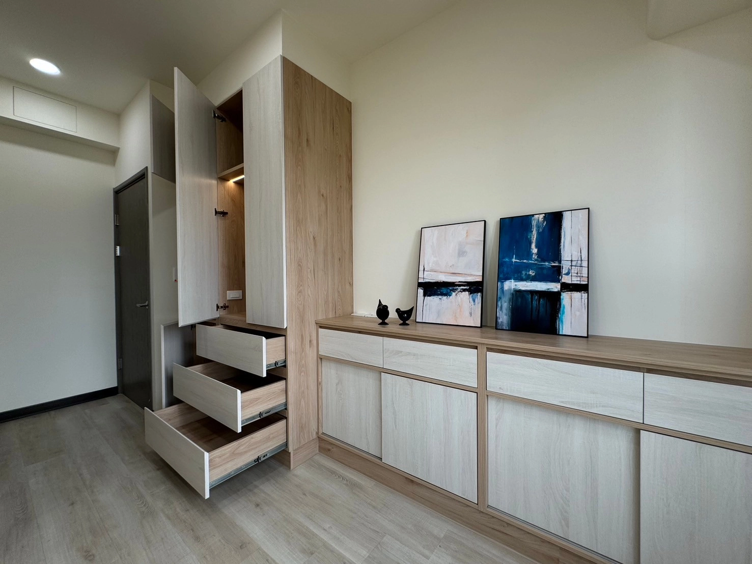 德盈臥室規劃:精選木紋系統板配色,透過自然溫潤的紋理層次,營造沉穩且放鬆的睡眠空間質感。