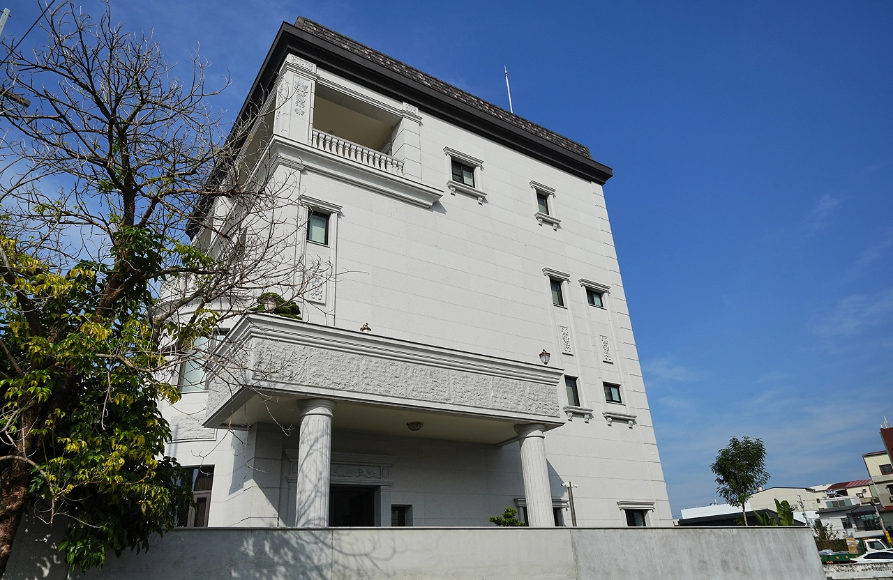 德盈自地自建實例：台南室內設計團隊打造，石材外牆與新古典圓柱豪宅。