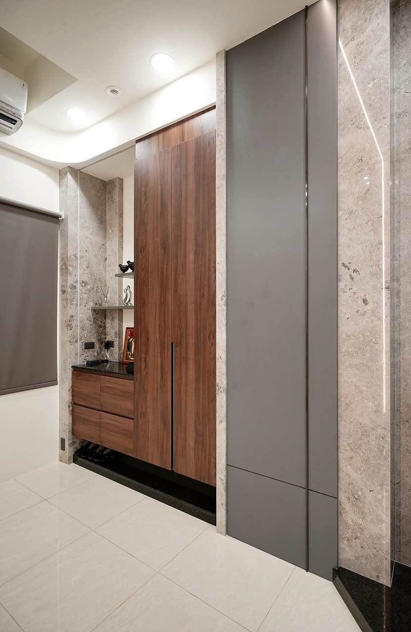 德盈室內設計：質感灰與核桃木跳色配色，營造現代簡約玄關風格，提升入戶視覺的純淨與層次。