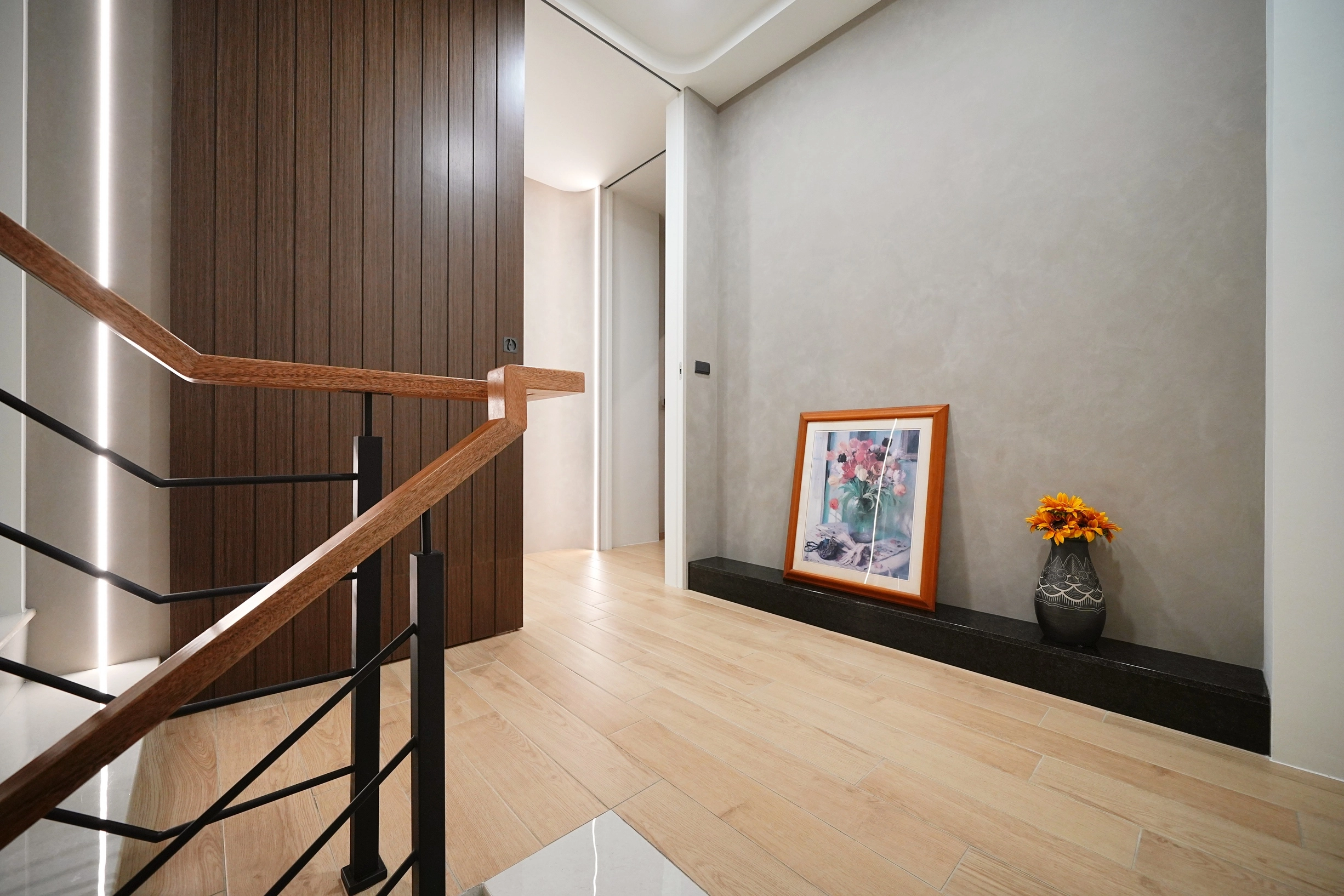 德盈設計:走廊牆面運用細膩藝術塗料,透過自然光線變化,展現出豐富且具層次的空間美學。