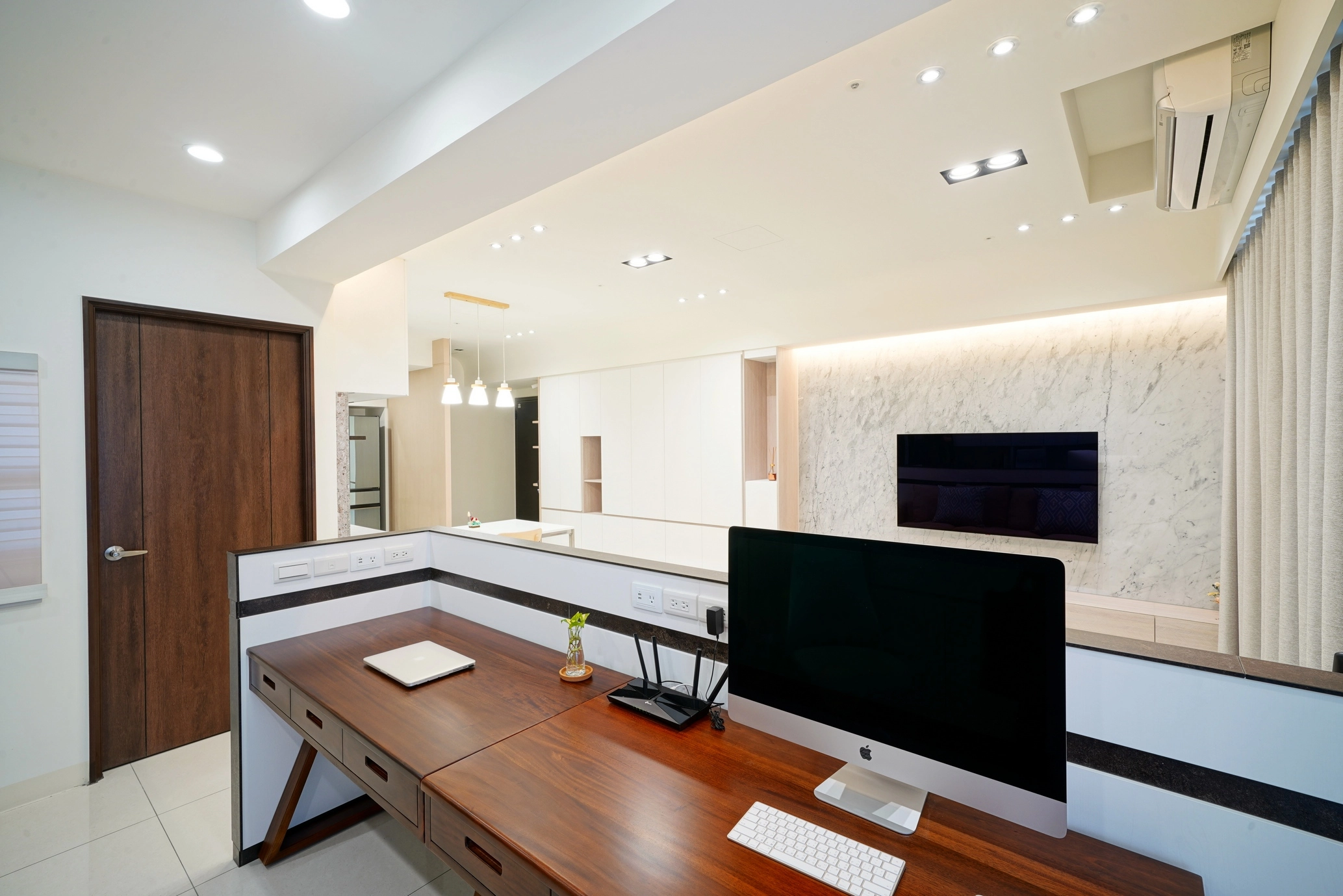 德盈設計書房案例:實木辦公桌結合系統收納櫃,打造簡約美感的高效工作區。