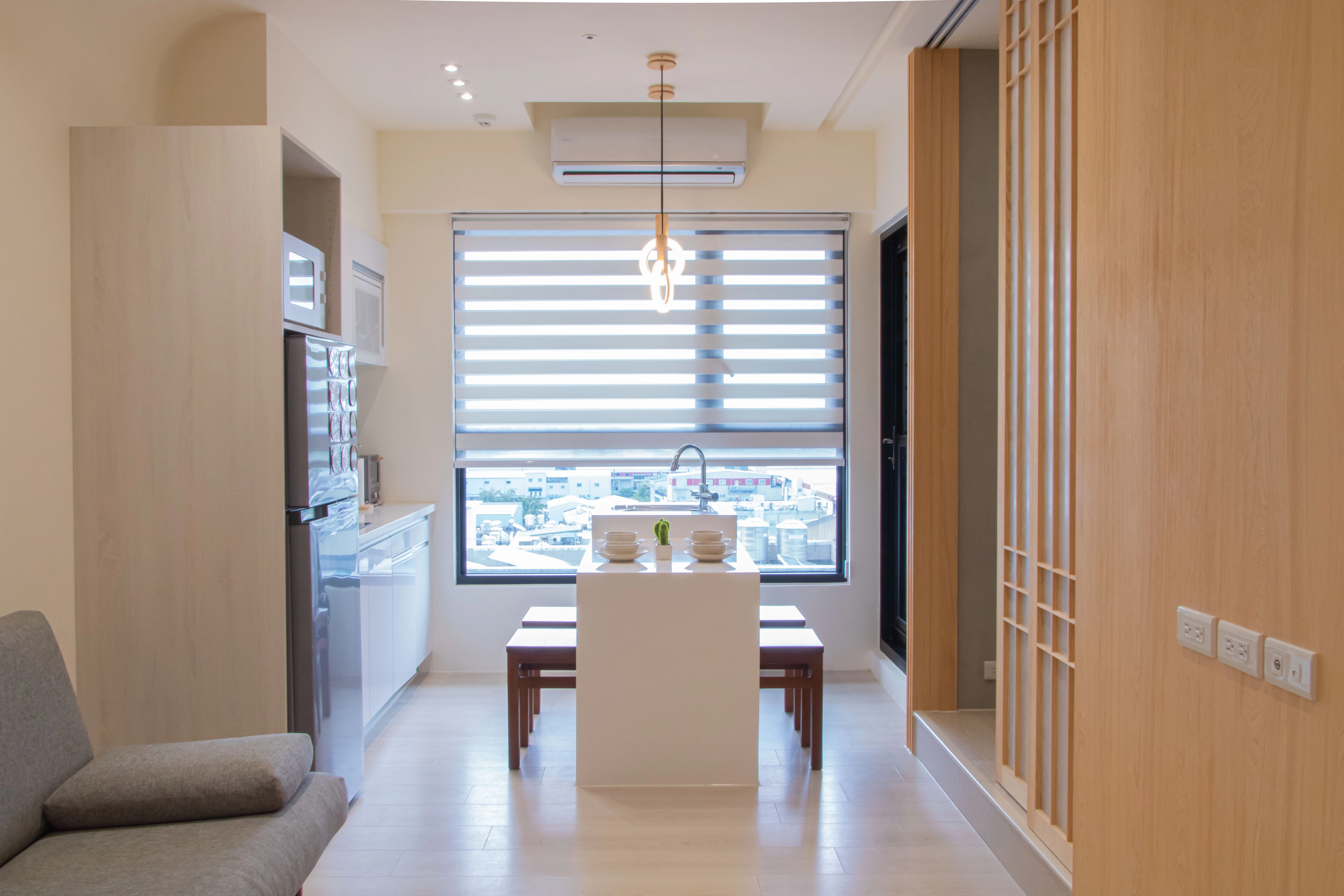 德盈設計:客廳規劃通透的和室推拉門,彈性界定空間機能,有效放大視覺感受並提升動線流暢度。