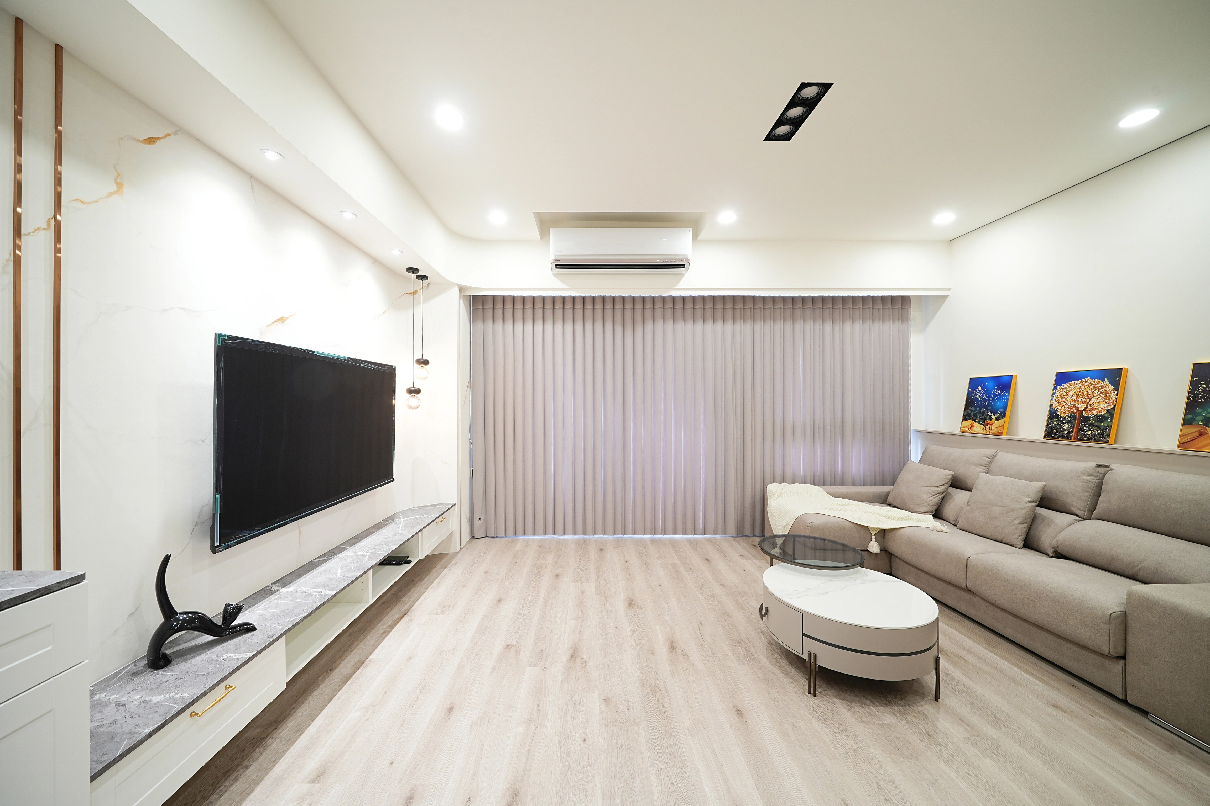 藝術塗料電視主牆設計: 純淨色調提升質感,打造極簡居家風格。