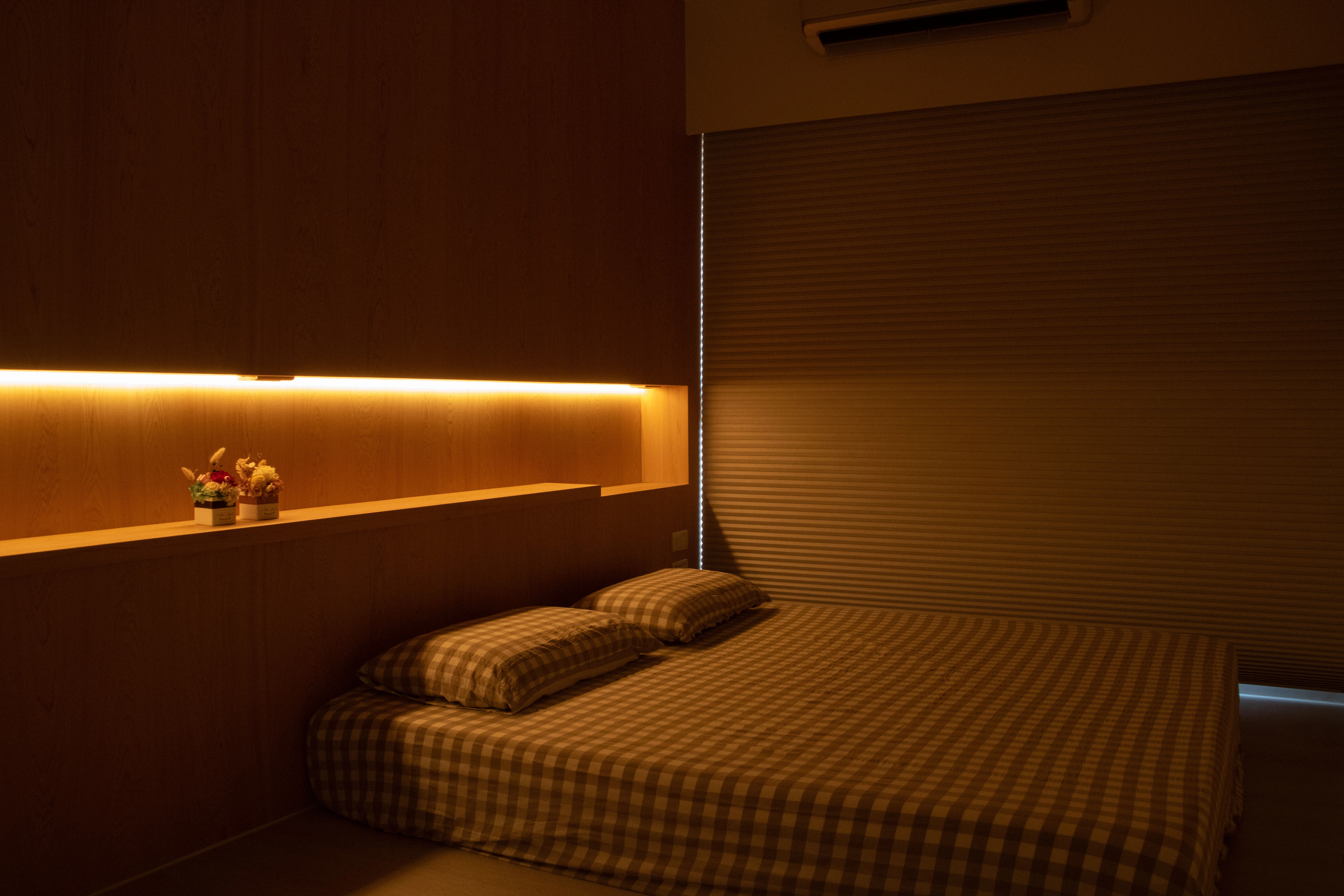 德盈室內設計細節:臥室空間配置內崁燈條照明,柔和洗牆光影勾勒輪廓,提升睡眠環境的高級舒適感。