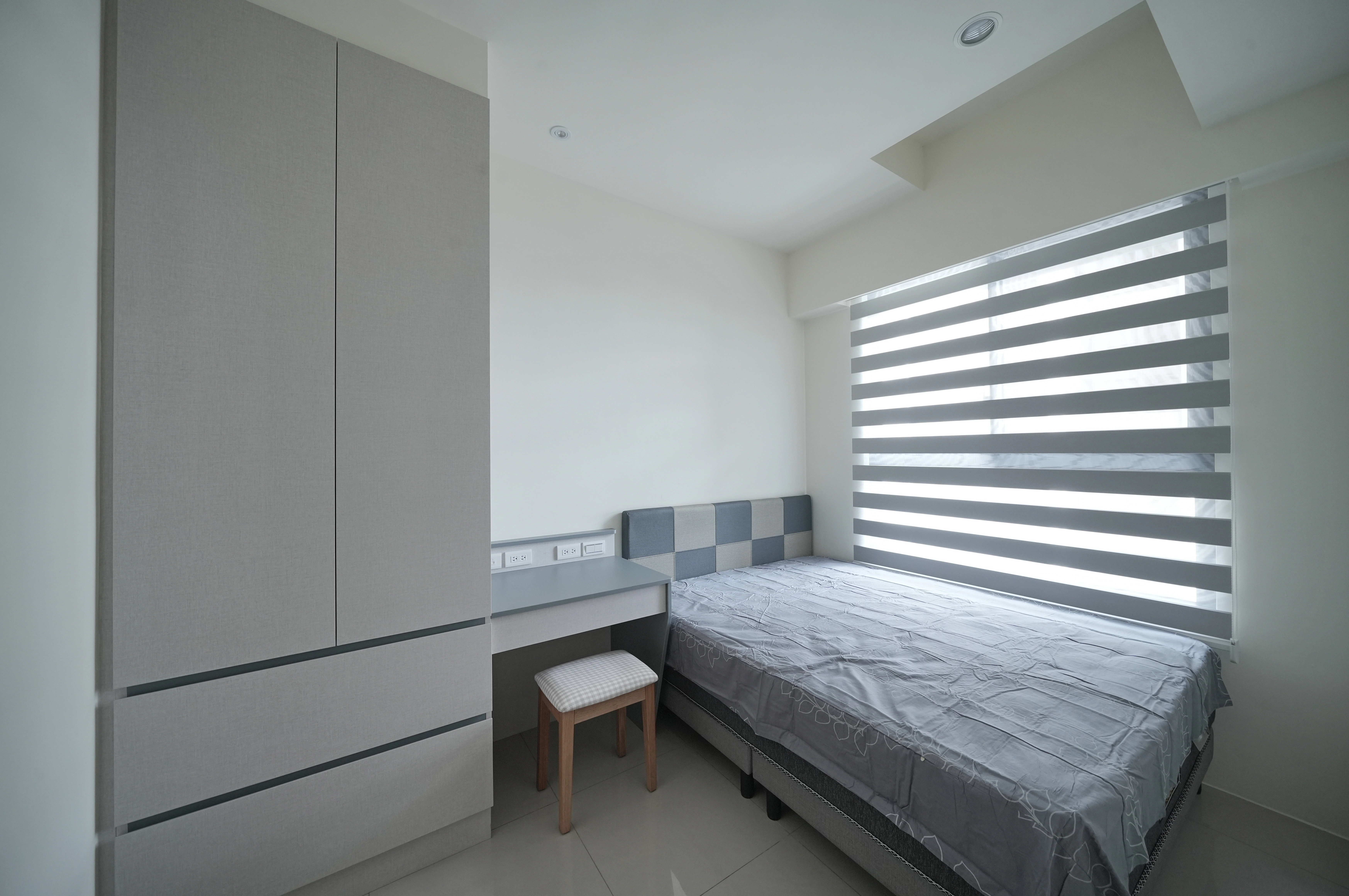 德盈客臥設計:多功能臥榻結合書桌一體化滿足客房與書房需求