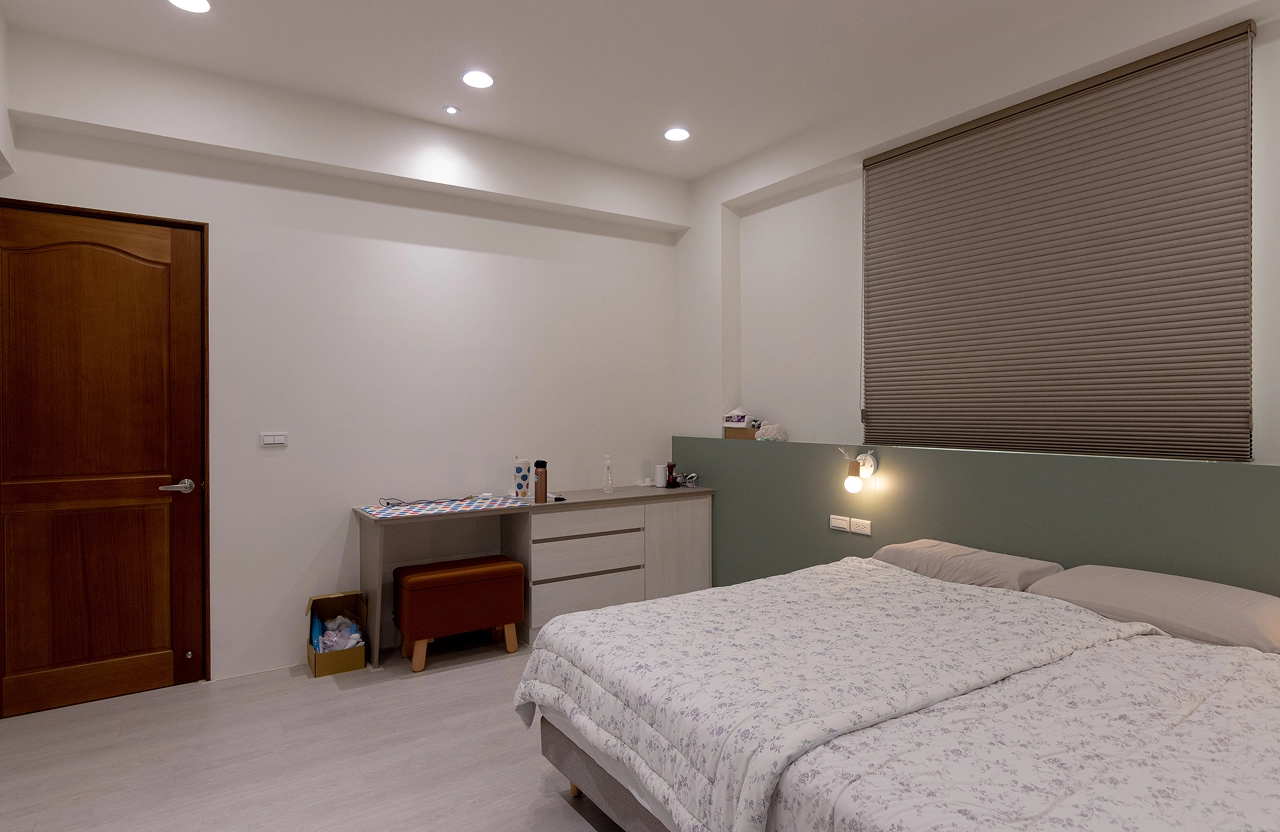 臥室系統櫃延伸一體化系統書桌檯面，完美利用空間，展現強大收納功能與簡約室內設計美學。