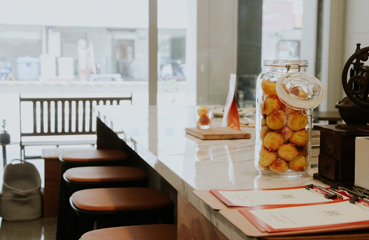 德盈室內設計作品：昇陞咖啡廳精緻裝潢，現代簡約風格與燈光細節，展現商業空間的專業質感。