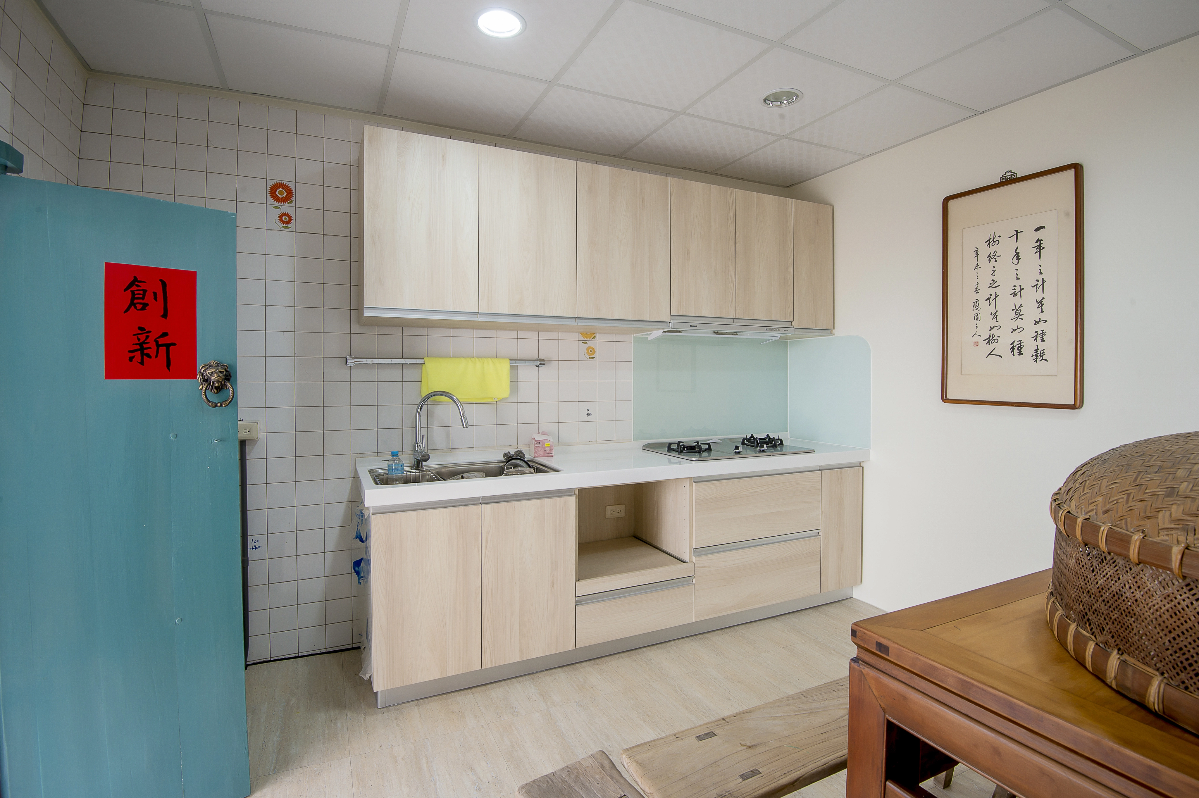 客製化木作與系統櫃結合: 平衡機能與美學,讓老房煥然一新。