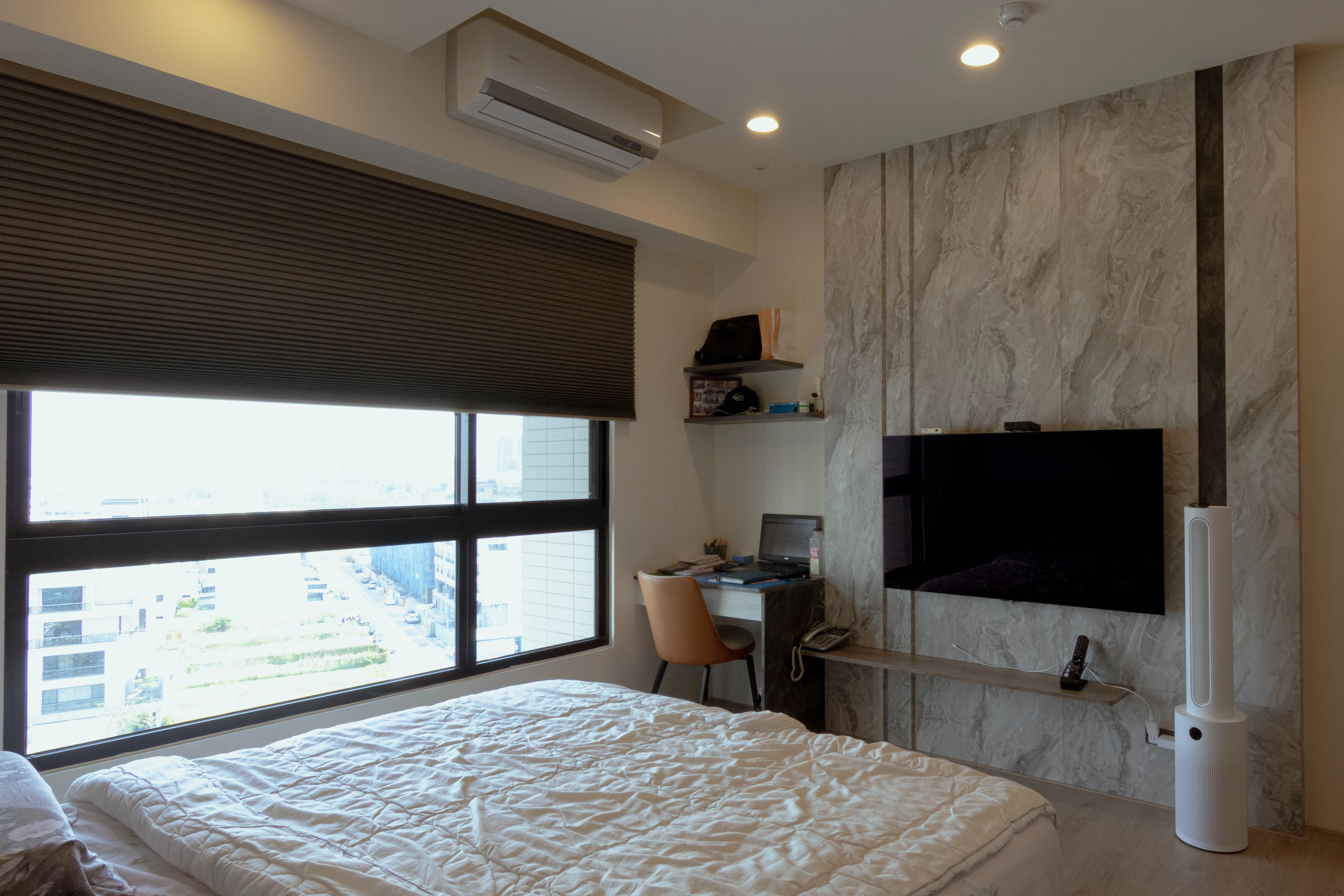 德盈設計臥室裝修:孝親房流暢動線規劃,結合系統收納打造安全便利生活空間。