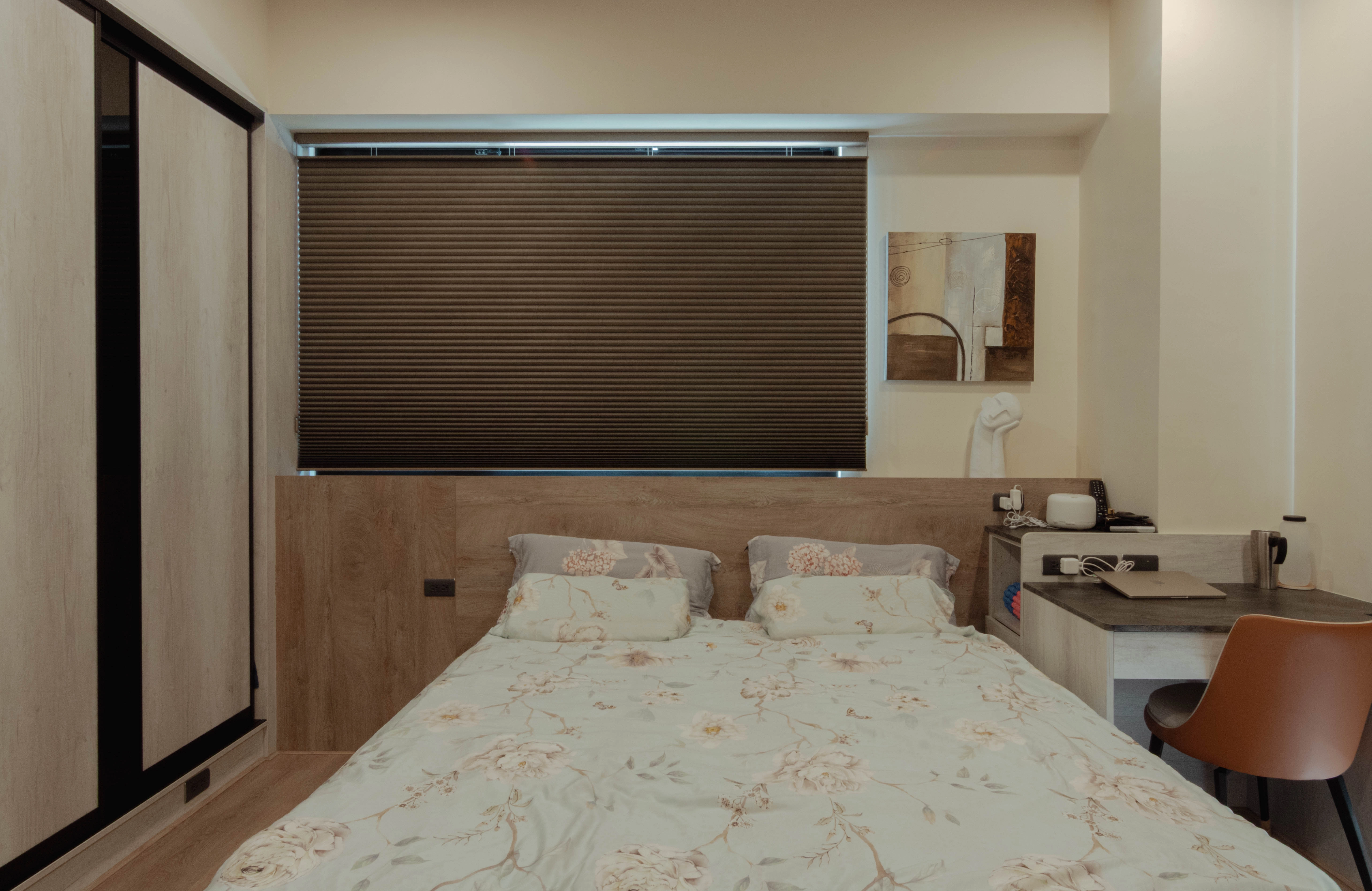 長輩房系統造型層板搭斗櫃。廚房系統冰箱櫃與收納矮櫃,打造安全貼心居家。