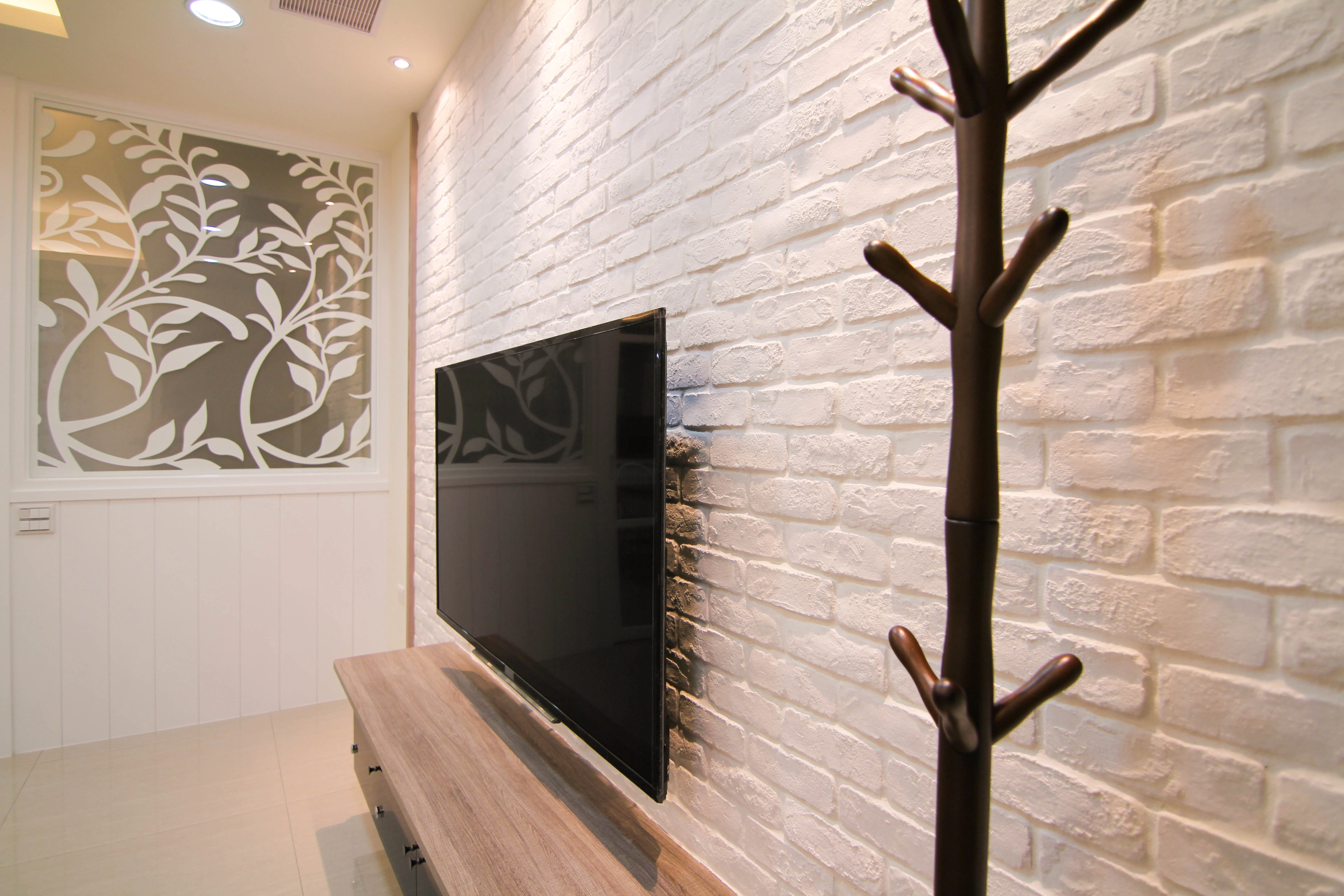 鄉村風文化石電視牆: 營造溫馨壁爐感,安南區美宅首選。