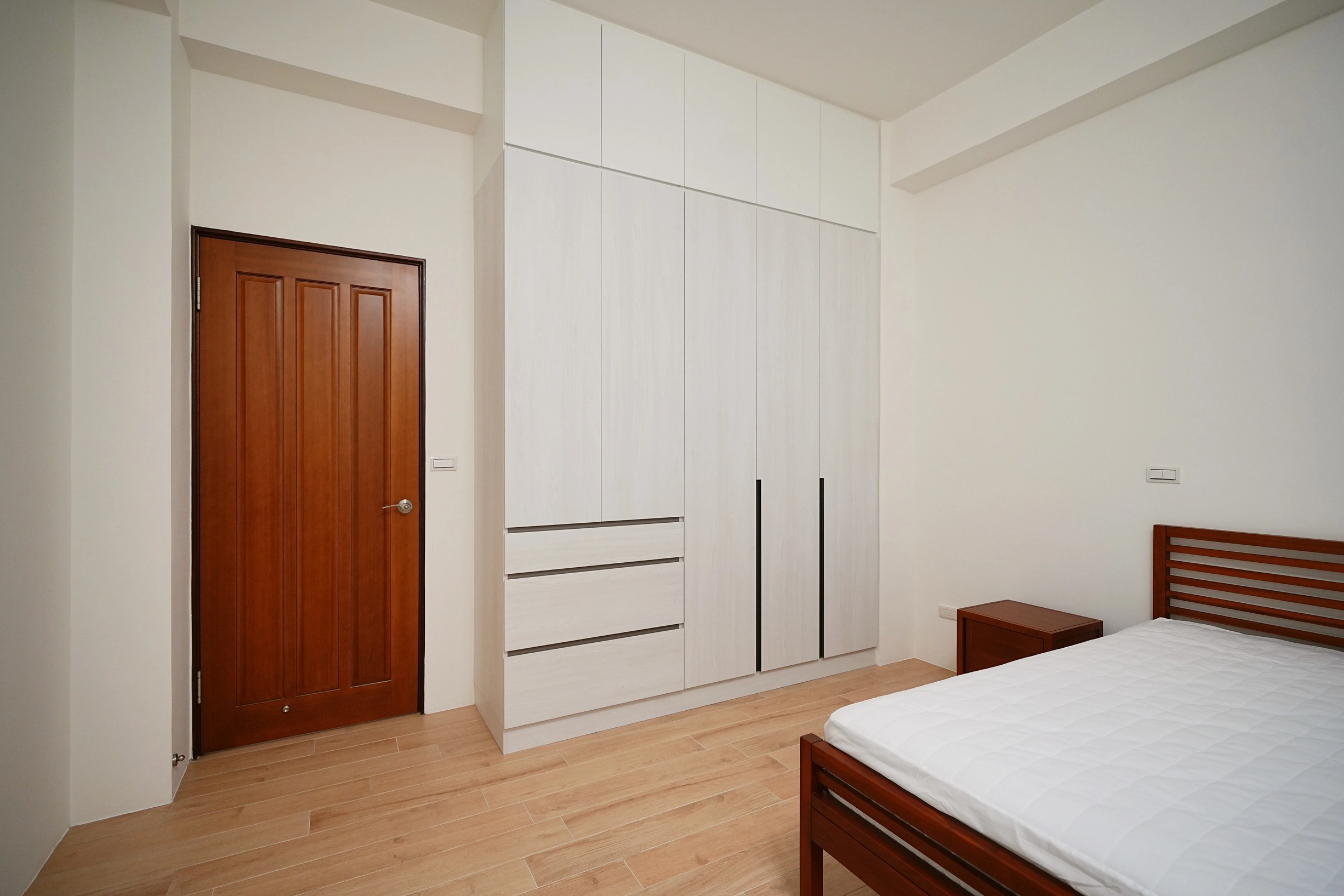 德盈室內設計:客臥採用溫潤木地板,搭配淺色調系統櫃配色,營造極簡舒適且具質感的休憩空間。