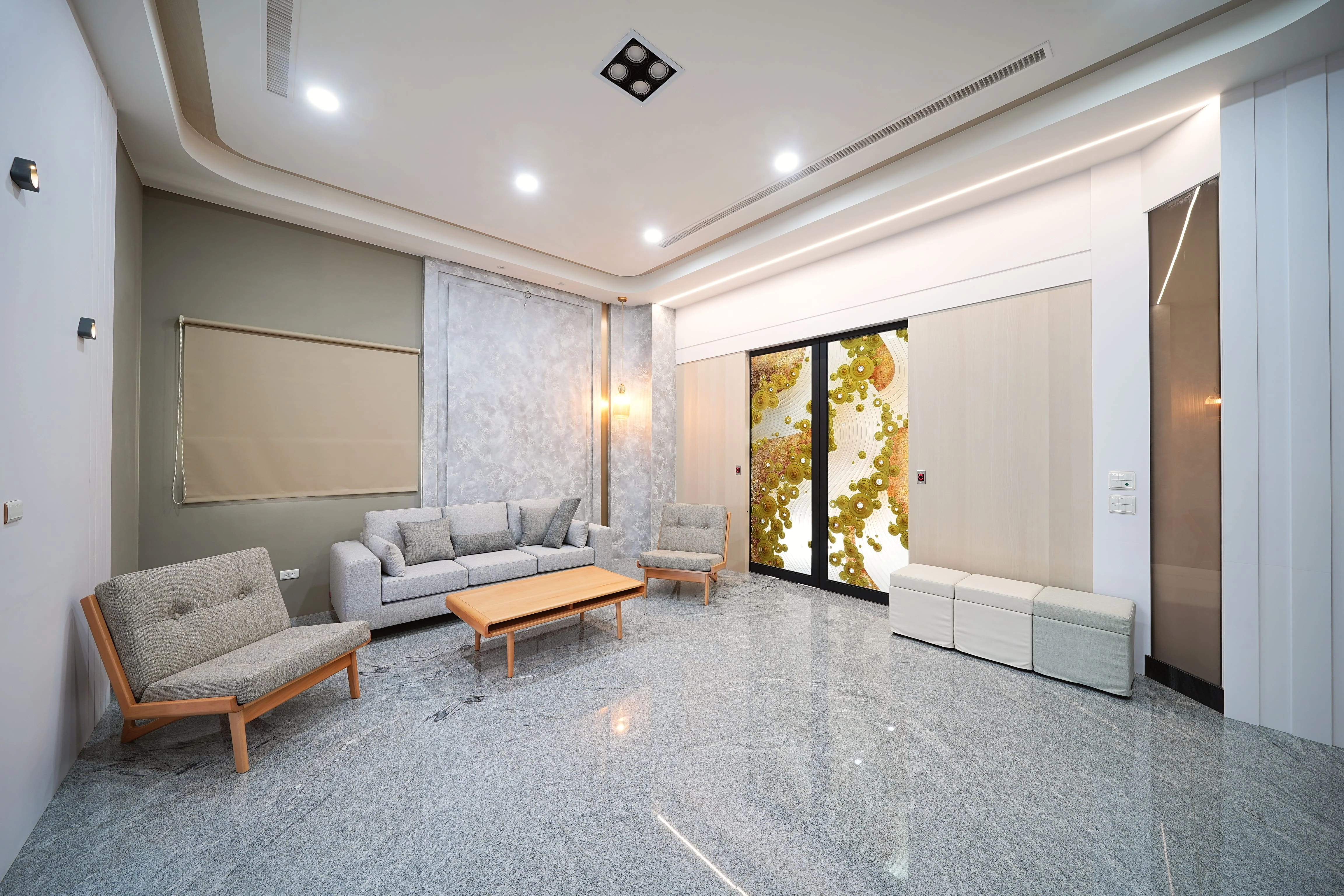 寬敞大坪數客廳規劃,運用精緻軟裝與採光引導,構築理想生活場域。