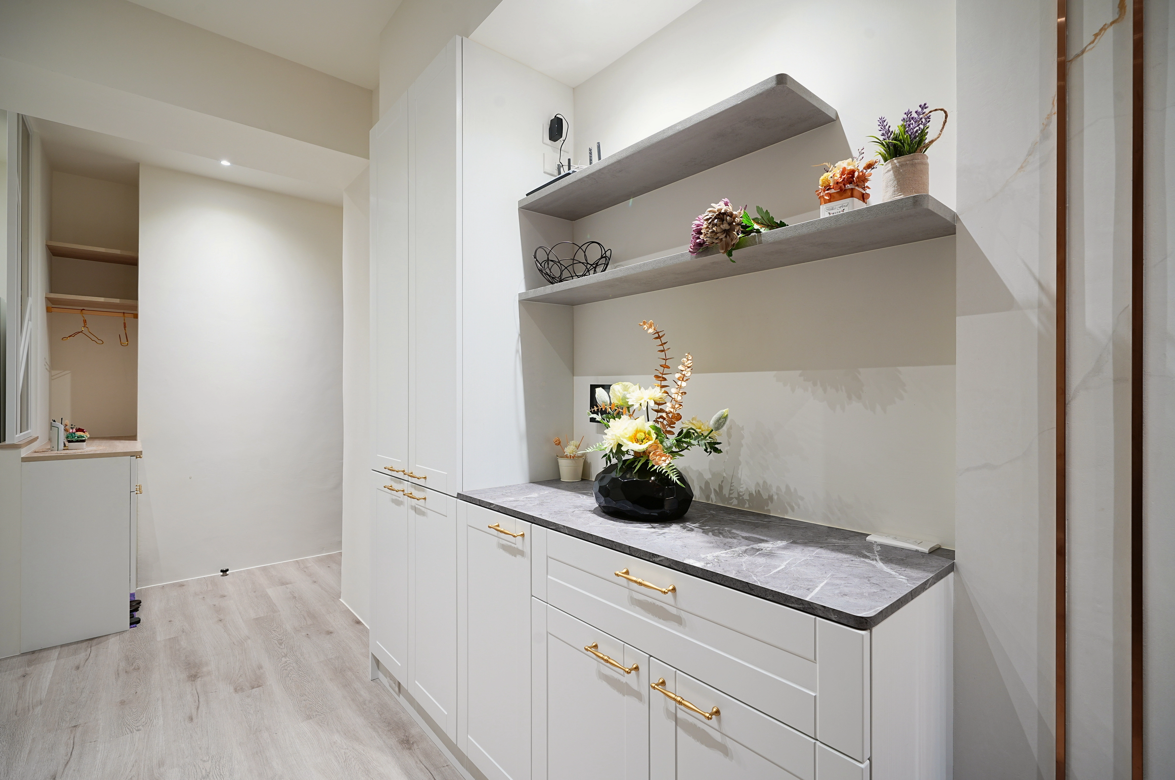 開放式餐廚動線規劃: 溫潤木地板串聯空間,打造寬敞視覺體驗。