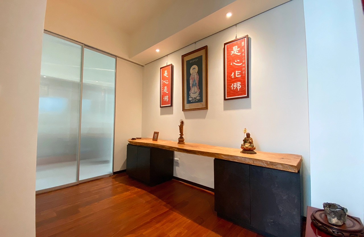 德盈透天案例：精品級收藏室設計，內嵌燈光層板展現奢華陳列質感。