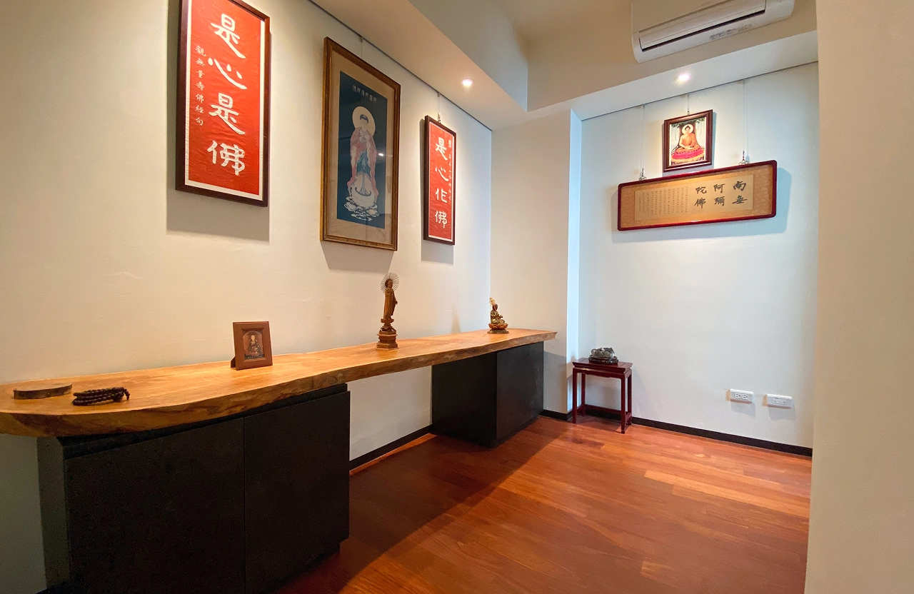 現代中式風實木長桌區： 結合系統收納機能，打造寧靜閱讀場域。