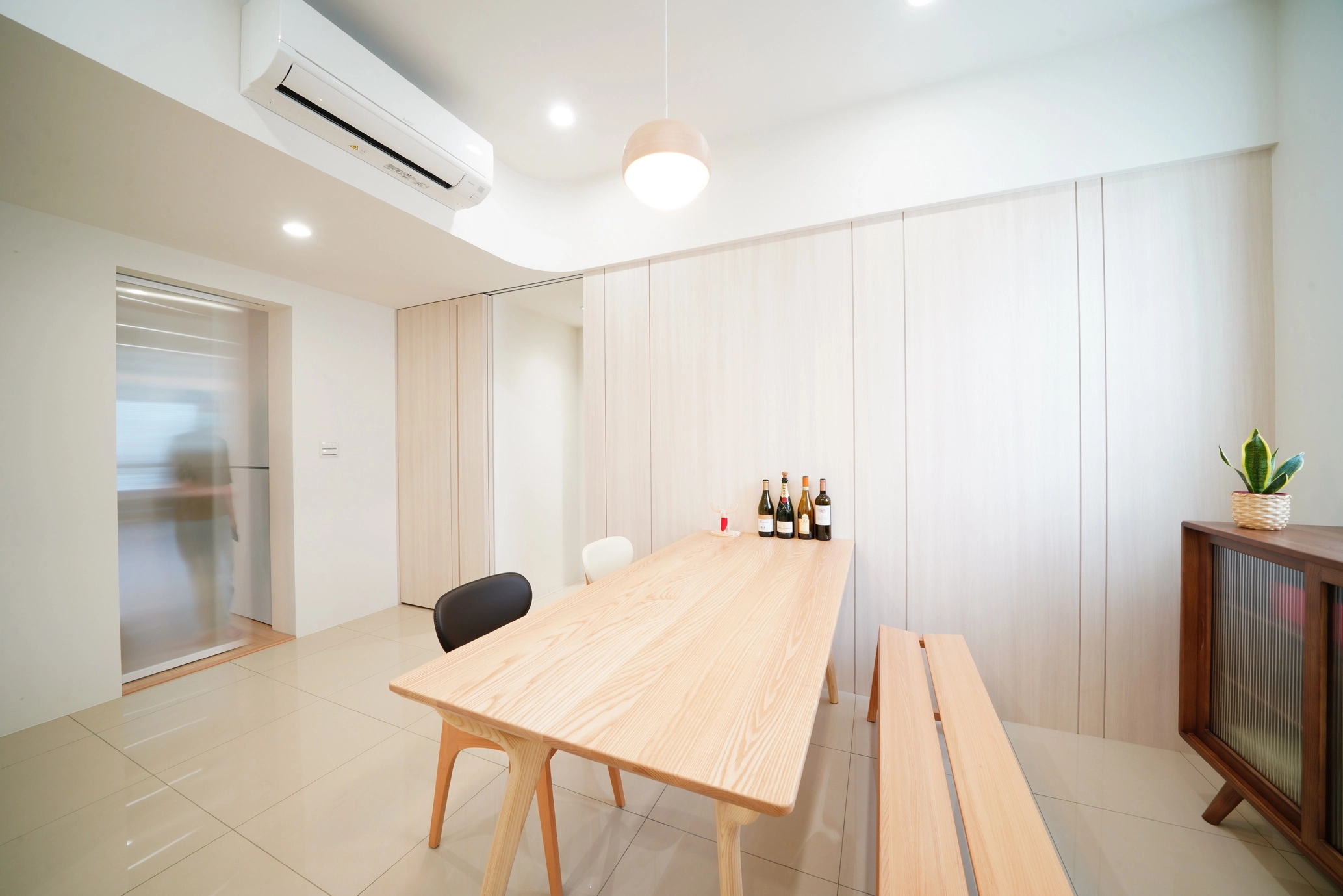 德盈設計:選用通透玻璃拉門隔絕油煙,維持空間視覺開闊,讓餐廚動線更具現代俐落感。