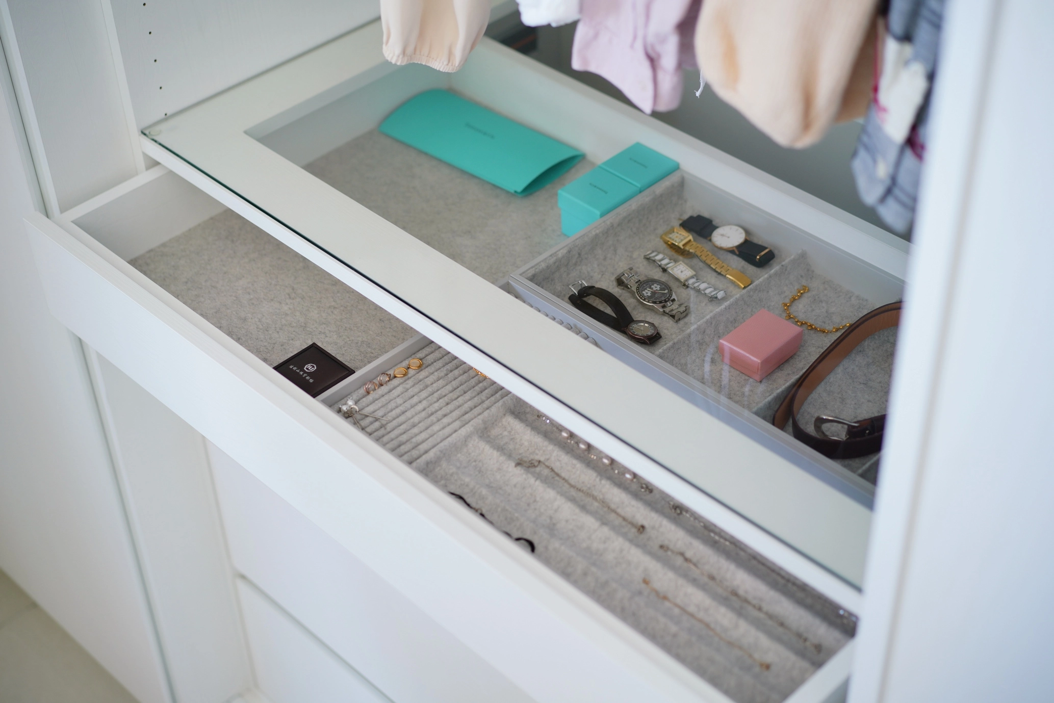 德盈設計臥室收納:精緻系統衣櫃搭配內部細節收納,純淨色調營造優雅高質感的私密空間。