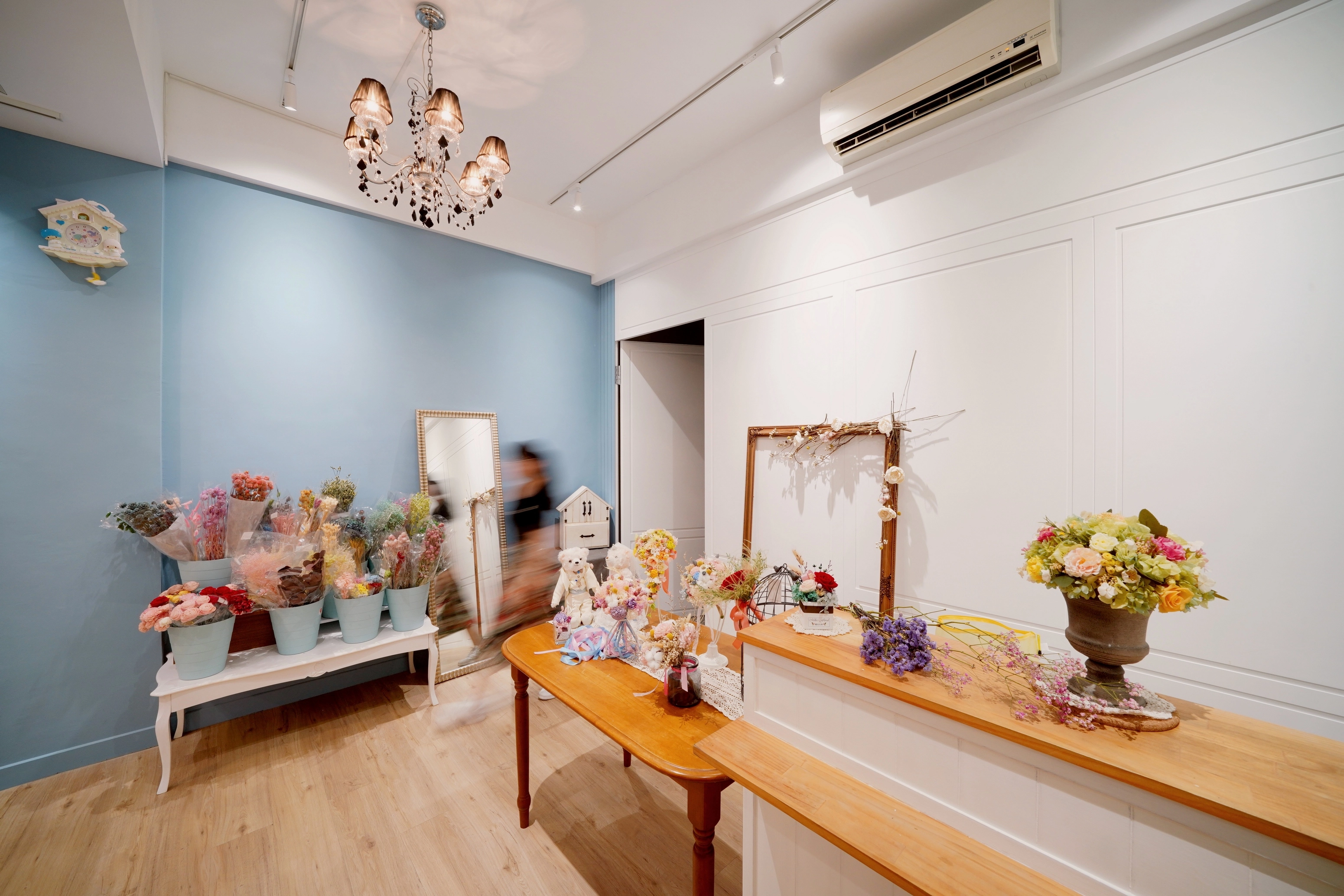 德盈商業空間,淺藍造型牆面設計,形塑清新浪漫的花藝展示空間氛圍。
