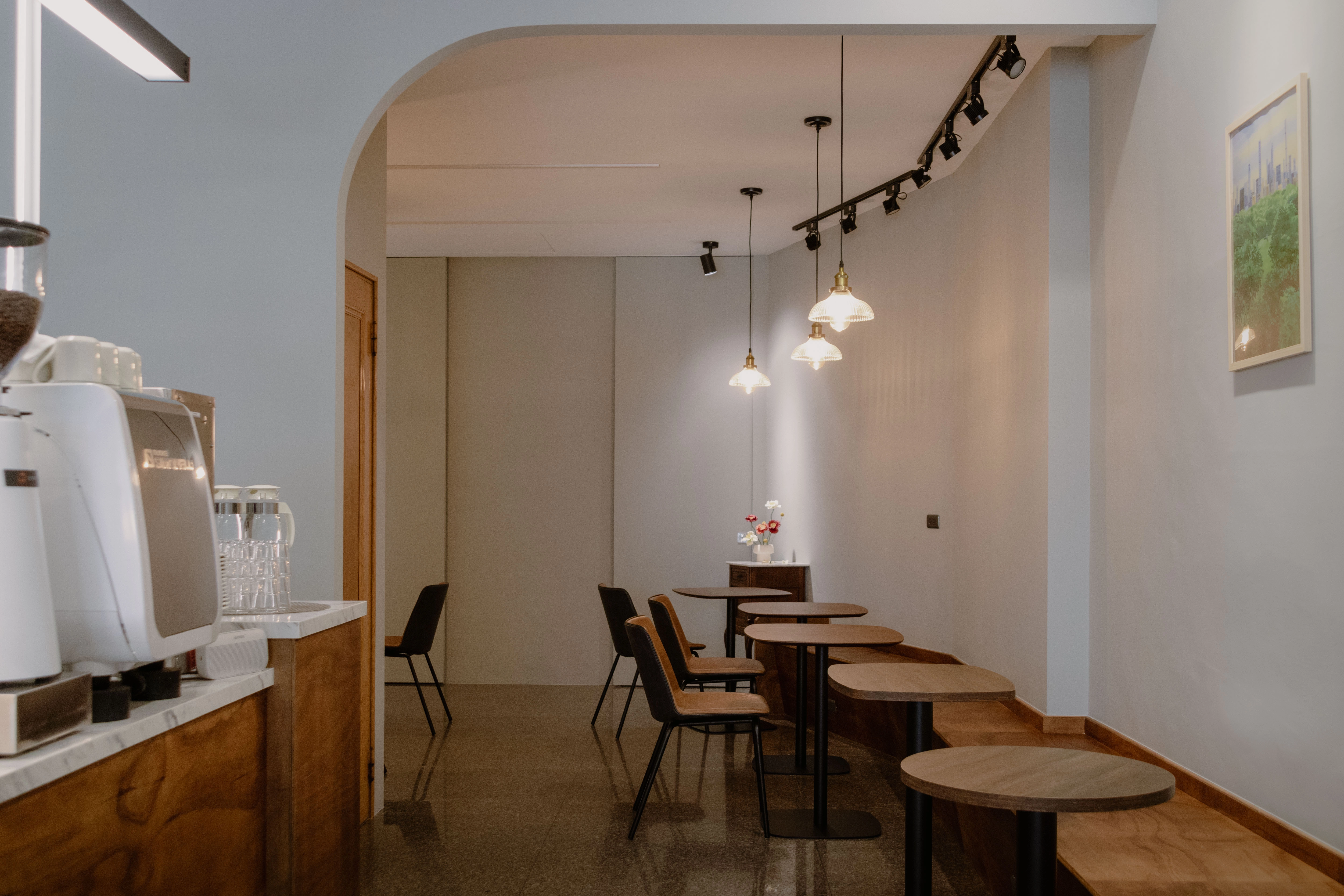 木作靠窗與靠牆椅,鐵件鋁框內崁長虹玻璃屏風,界定座位區並增添隱密性。