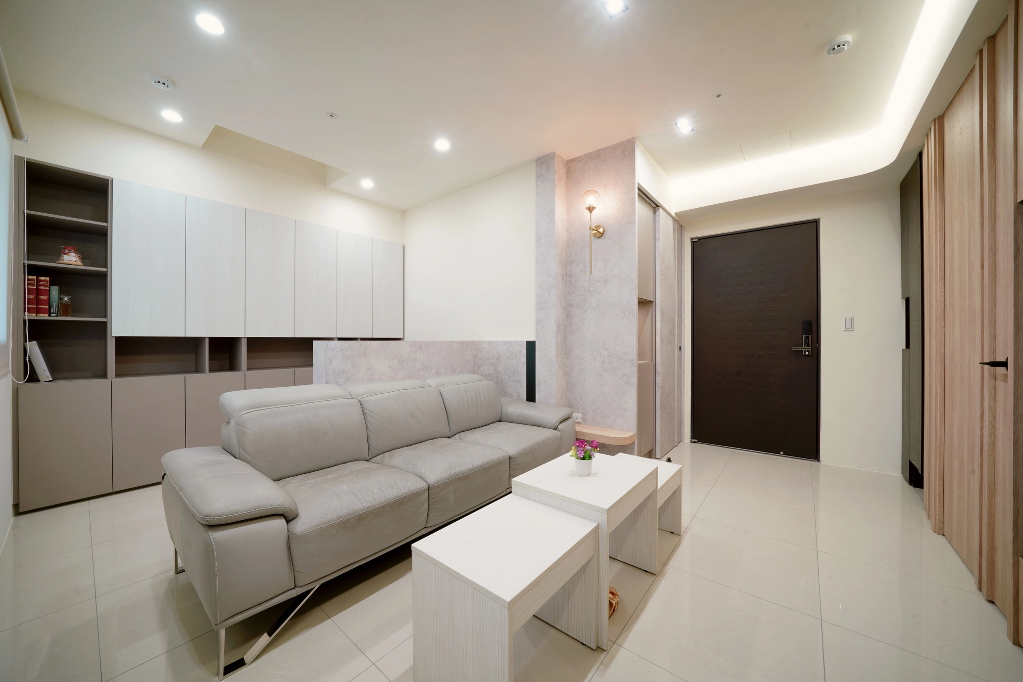 德盈室內設計:客廳系統櫃採用高級大理石紋系統板,透過精緻紋理與光澤,提升居家空間的奢華層次感。