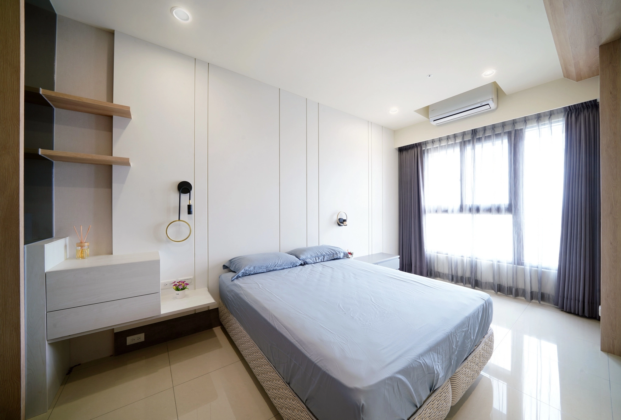 德盈設計:純白背牆搭配系統造型層板與鐵件,展現俐落現代感,精緻細節點綴主臥睡眠區牆面層次。