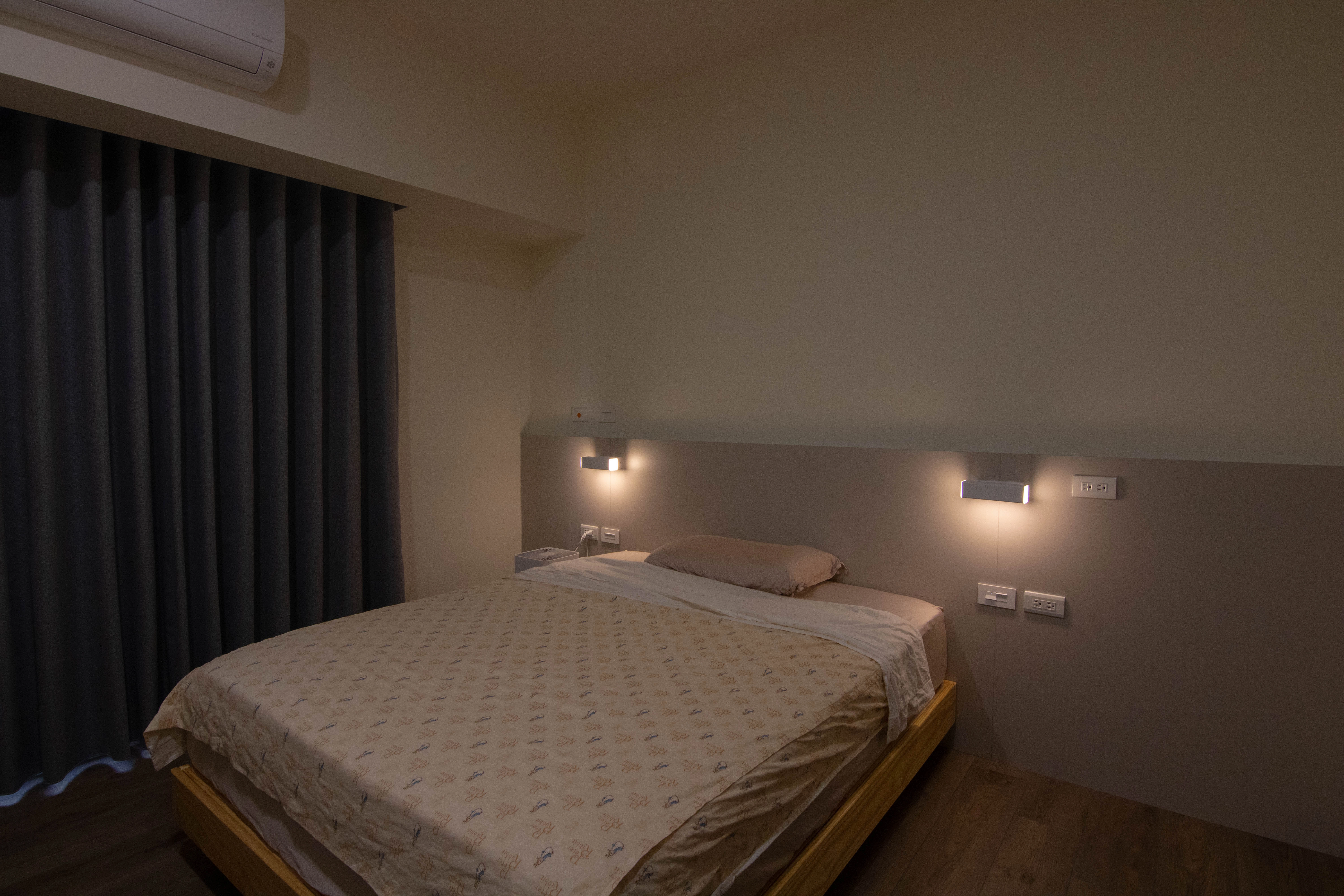 德盈臥室設計：系統床後背牆結合簡約電視牆，搭配柔和採光營造舒眠空間質感。