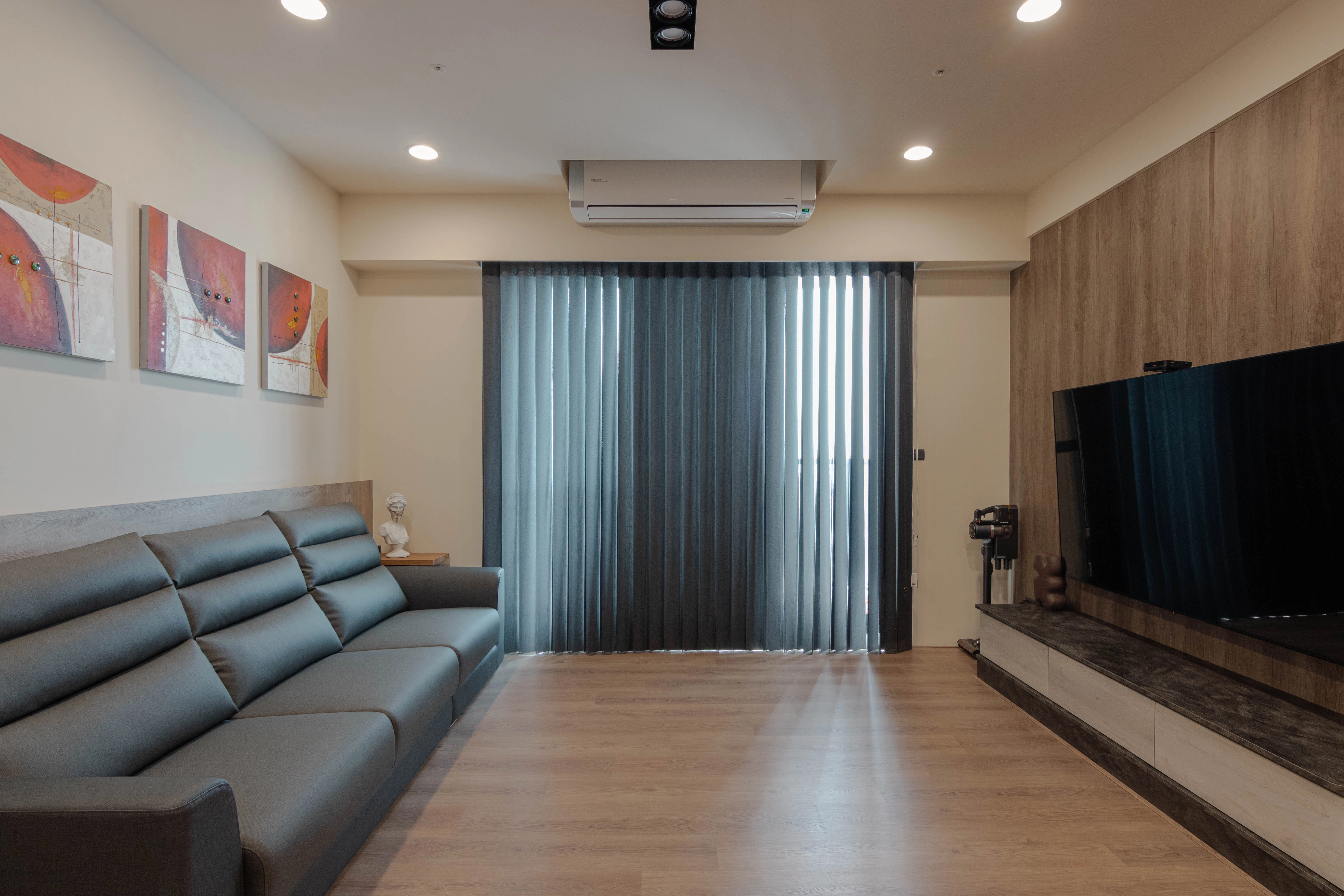 德盈現代北歐客廳:間接照明勾勒大理石牆面,半開放式書房放大空間感。