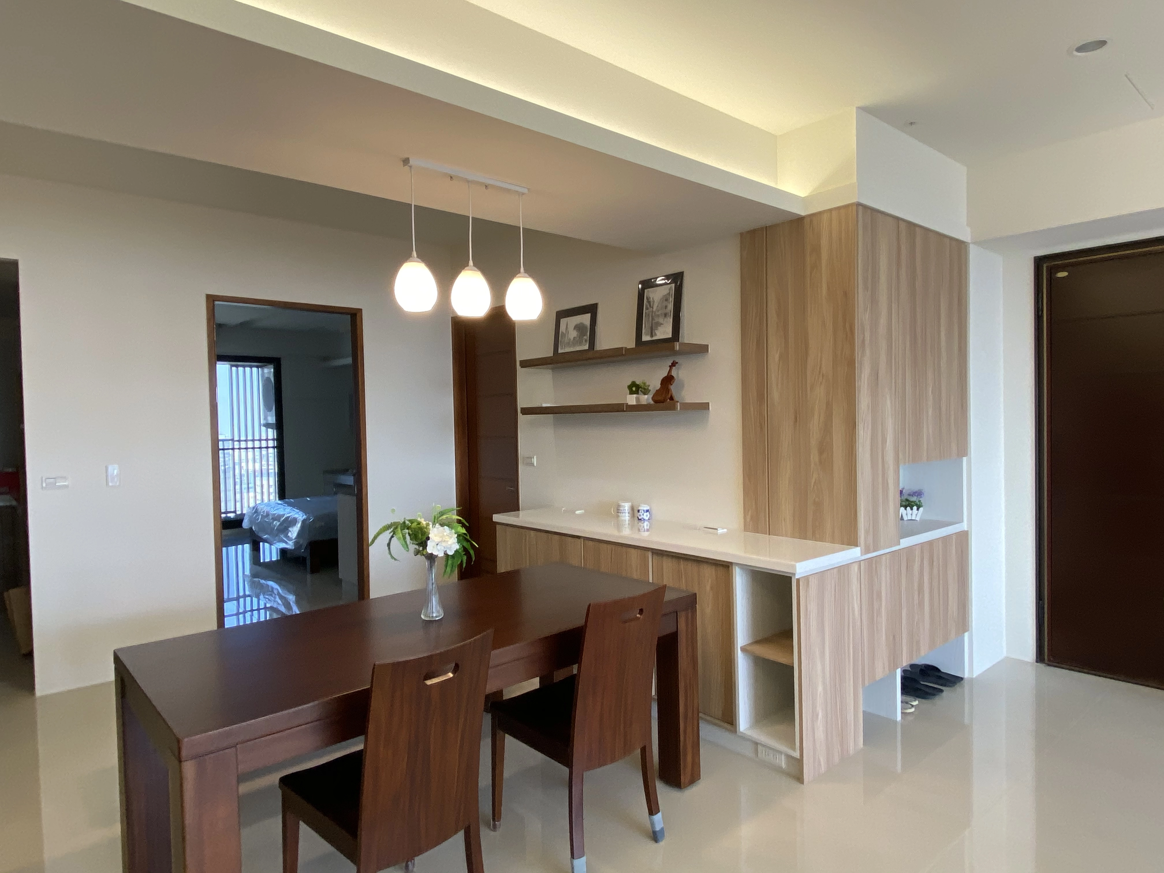 德盈室內設計:餐燈點亮溫馨氣氛,透過層次照明規劃,營造浪漫且具高級感的居家用餐環境。