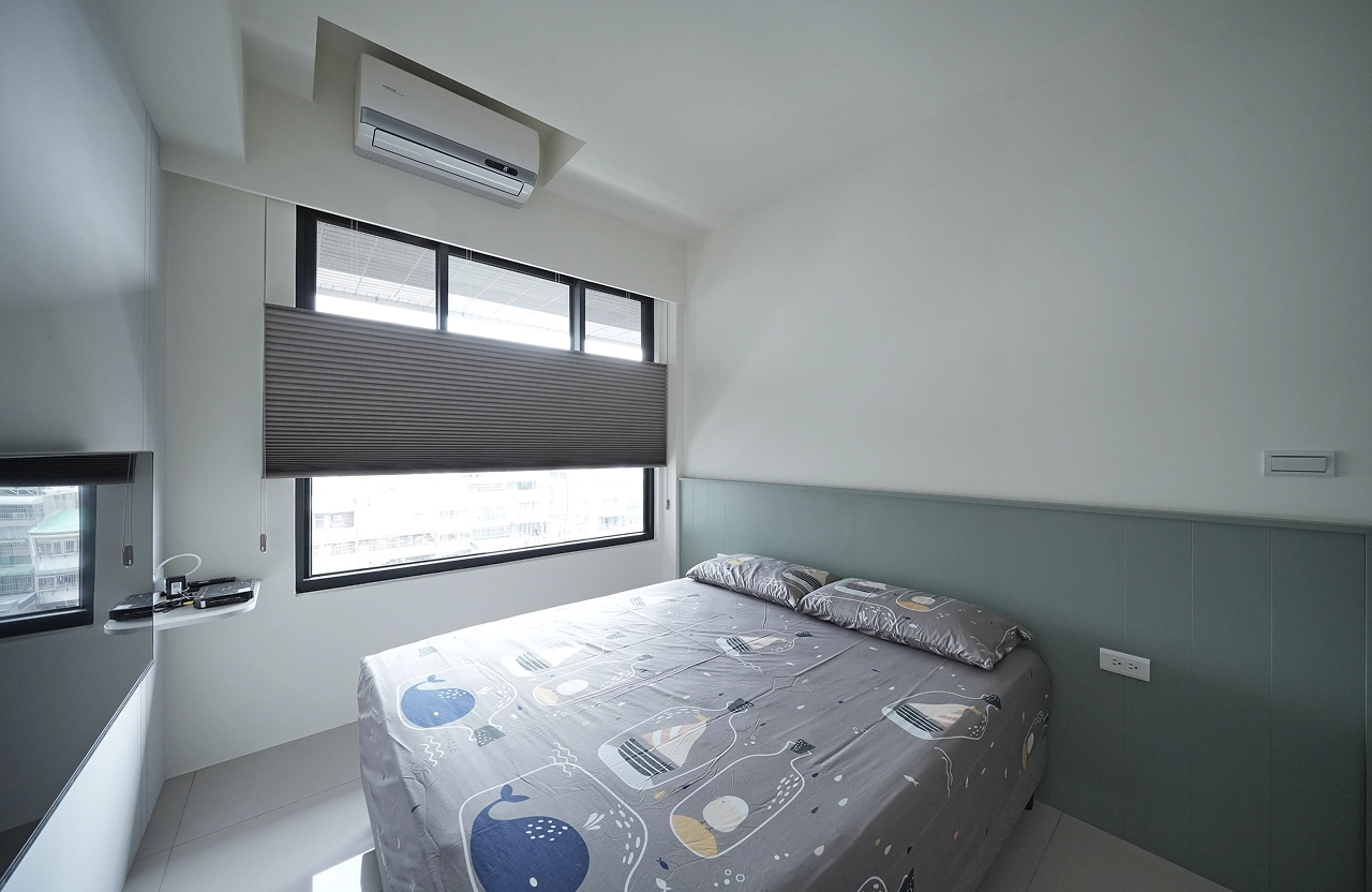 德盈系統家具實例：臥室電視牆與大容量衣櫃的一體化規劃