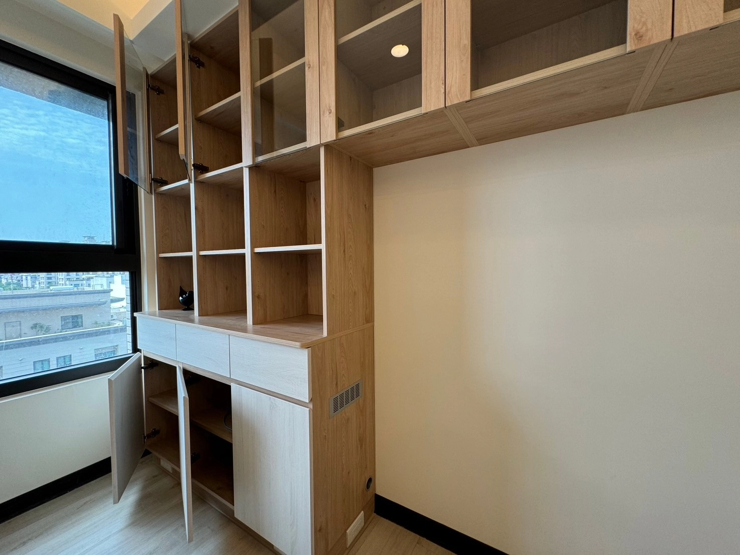 德盈室內設計:客廳與書房規劃高坪效收納空間,透過整合式系統櫃,讓居家環境更加整潔有序。