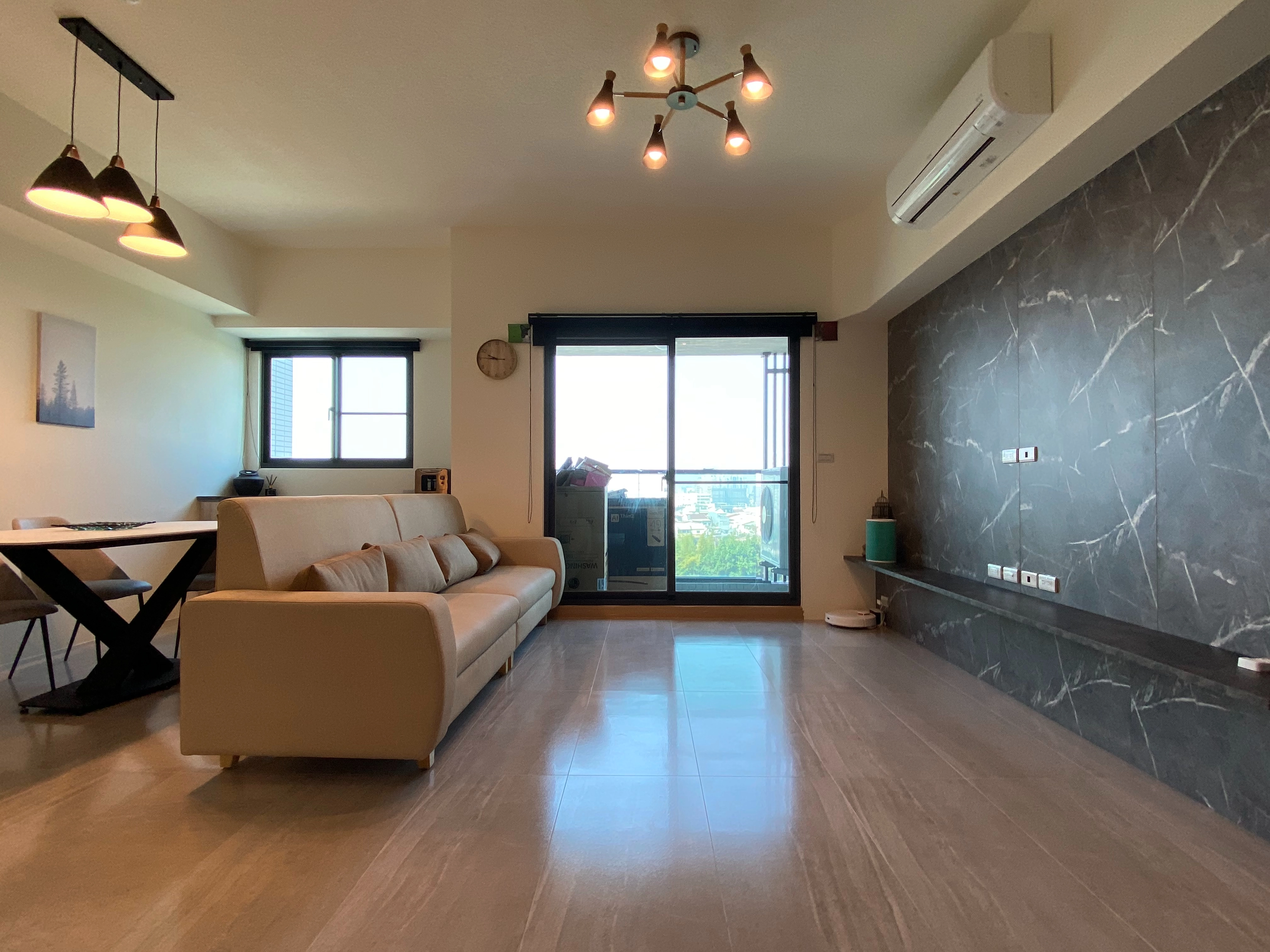 德盈室內設計:客廳採用高質感大理石紋系統板打造電視牆,以現代俐落風格提升居家空間的大器與精緻感。