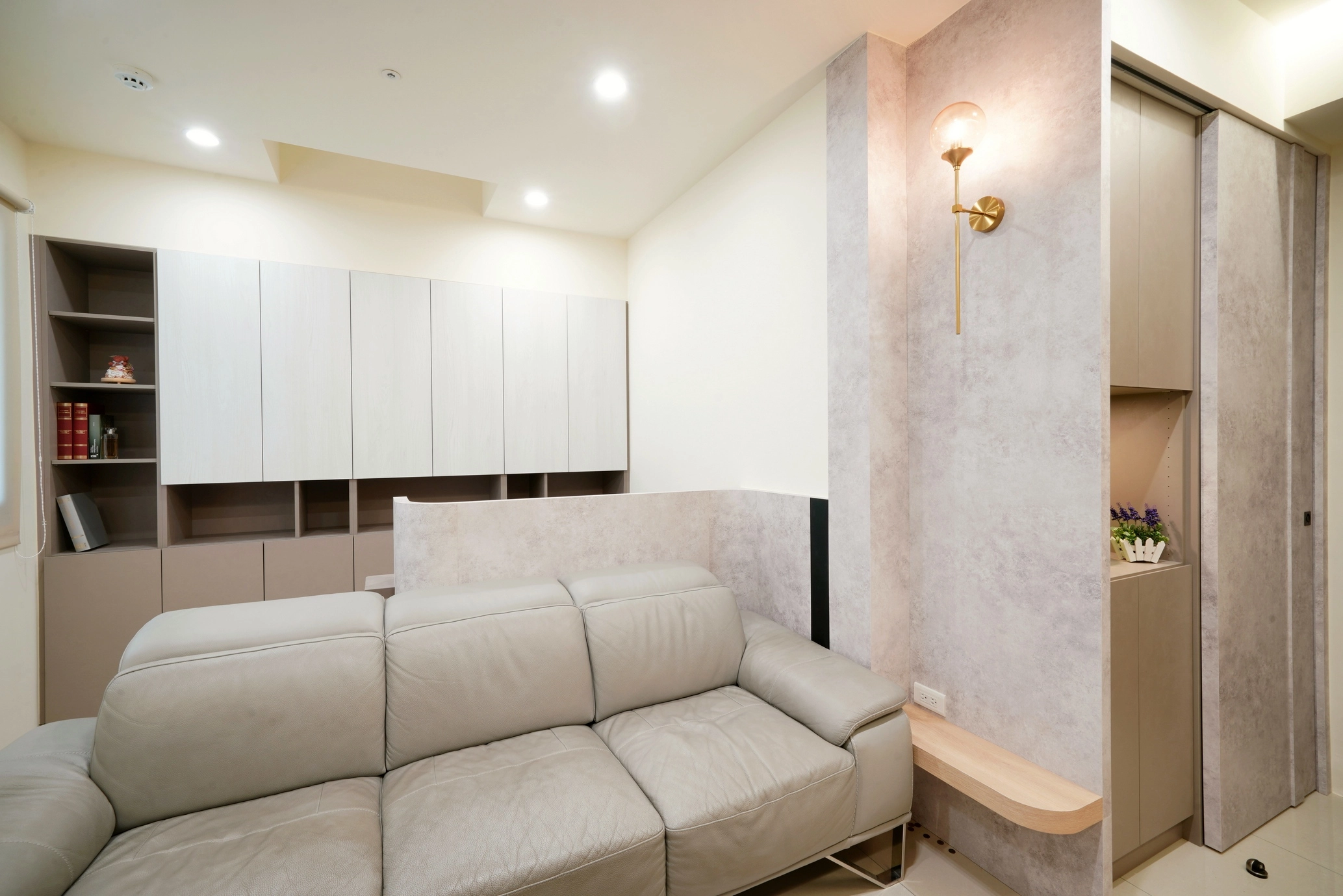 德盈空間規劃:精準運用時尚白灰配色,營造明亮寬敞視覺,完美呈現現代簡約風的客廳與書房空間。