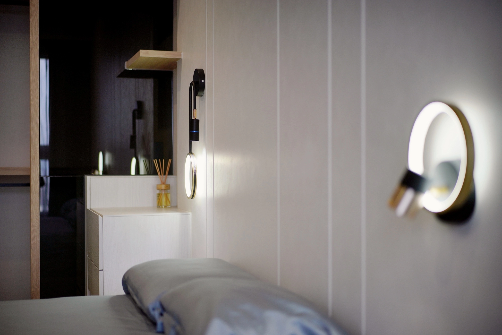 德盈設計:主臥衣櫃精緻燈具細節規劃,透過柔和櫃內感應燈,展現極致質感並提升衣物存取便利性。