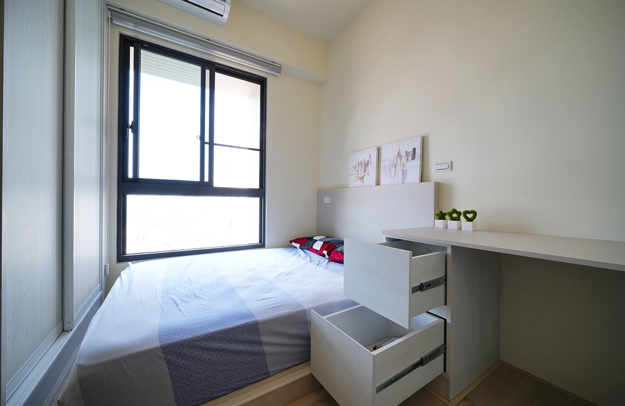 客房兼書房L型系統書桌組。德盈台南系統設計，編織舒適且充滿質感的居家樂章。