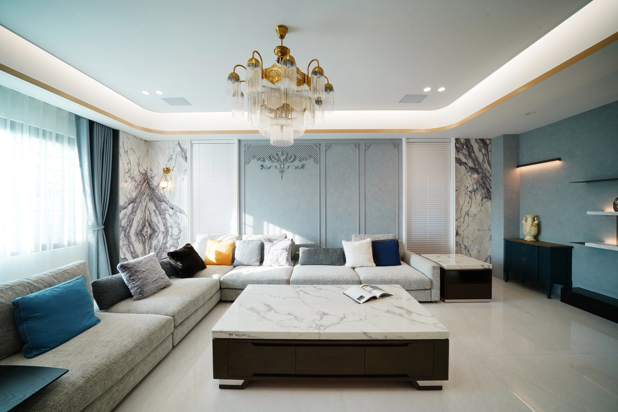 挑高客廳配置華麗吊燈與精緻家具,打造充滿品味的輕奢生活場域。