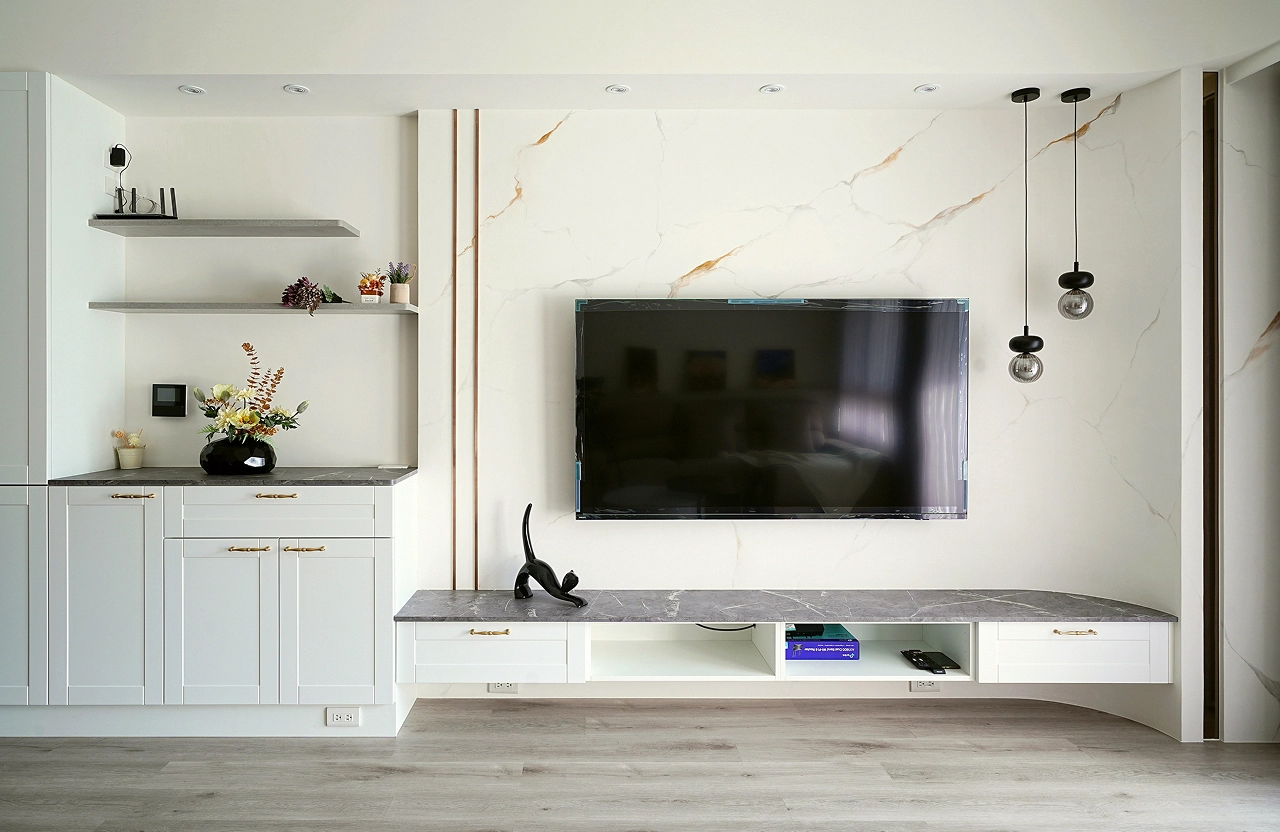 雪白銀狐藝術塗料牆： 手作細膩紋理，型塑客廳大氣藝術視覺。