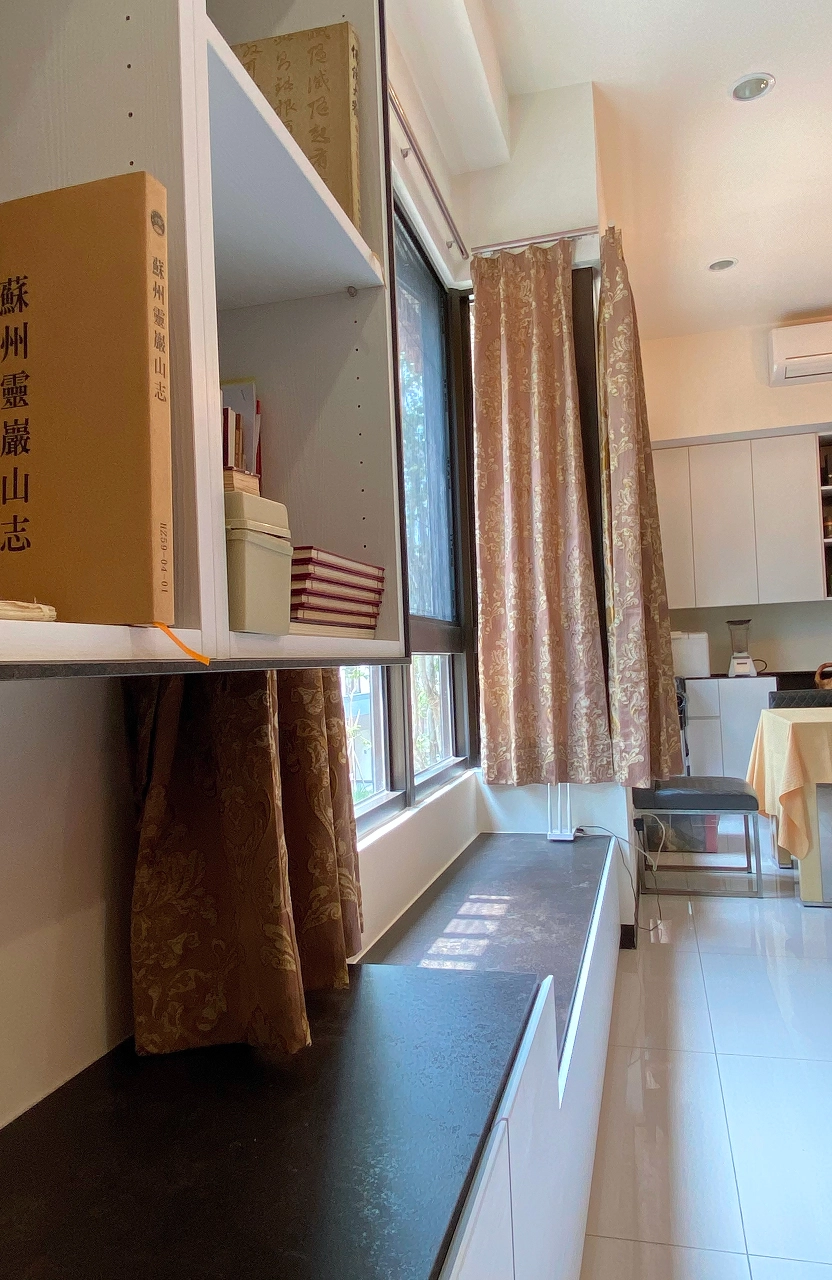 德盈透天案例：客廳黑白配色系統櫃，結合窗邊臥榻展現強大收納機能。