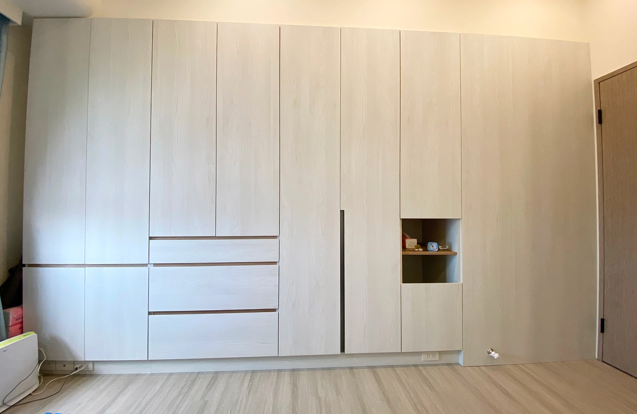 南科裝修推薦：臥室頂天立地系統衣櫃，淺木紋門片營造簡約舒壓感