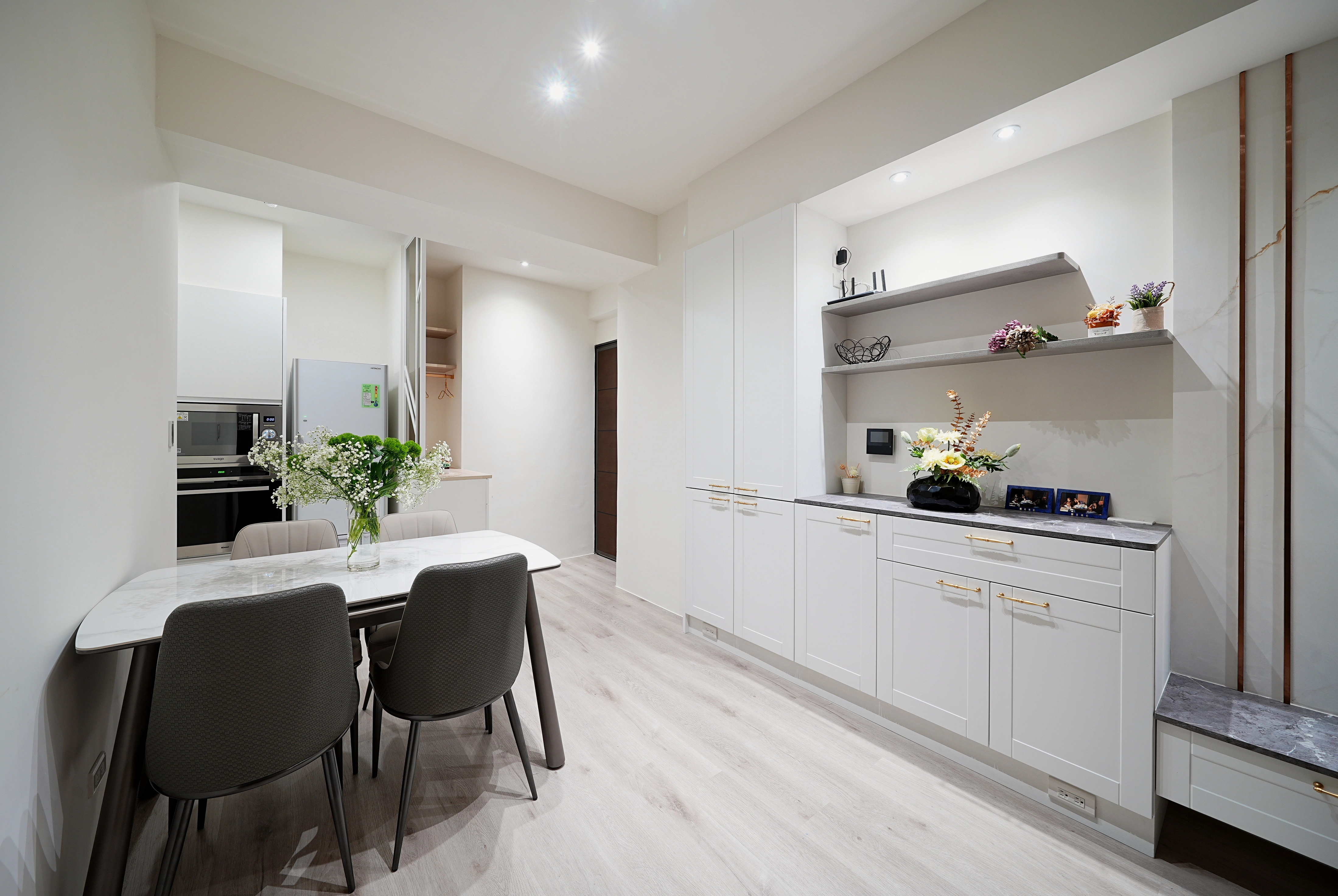 歐式門片廚房系統櫃: 純白線板搭配金屬把手,營造典雅餐飲空間。