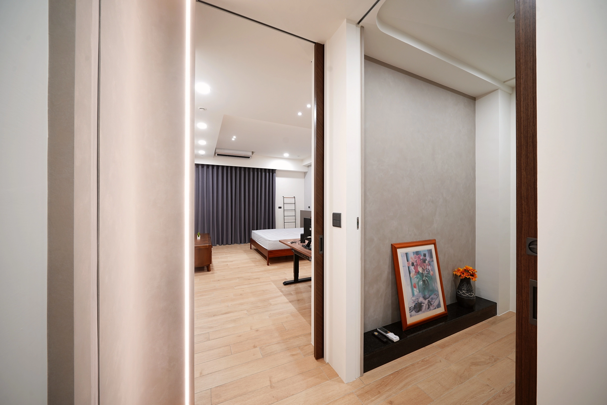 德盈室內設計:圓弧天花板修飾走廊樑柱,結合隱藏式燈帶,營造柔和流暢的居家動線視覺。