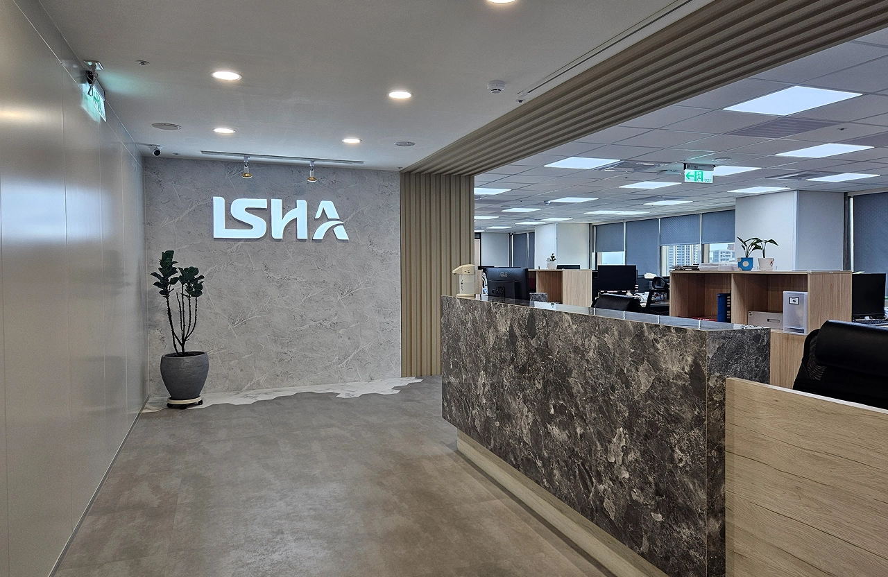 德盈專業台南辦公室設計：開放式工作區採光通透，搭配極簡風格提升企業形象與效率。