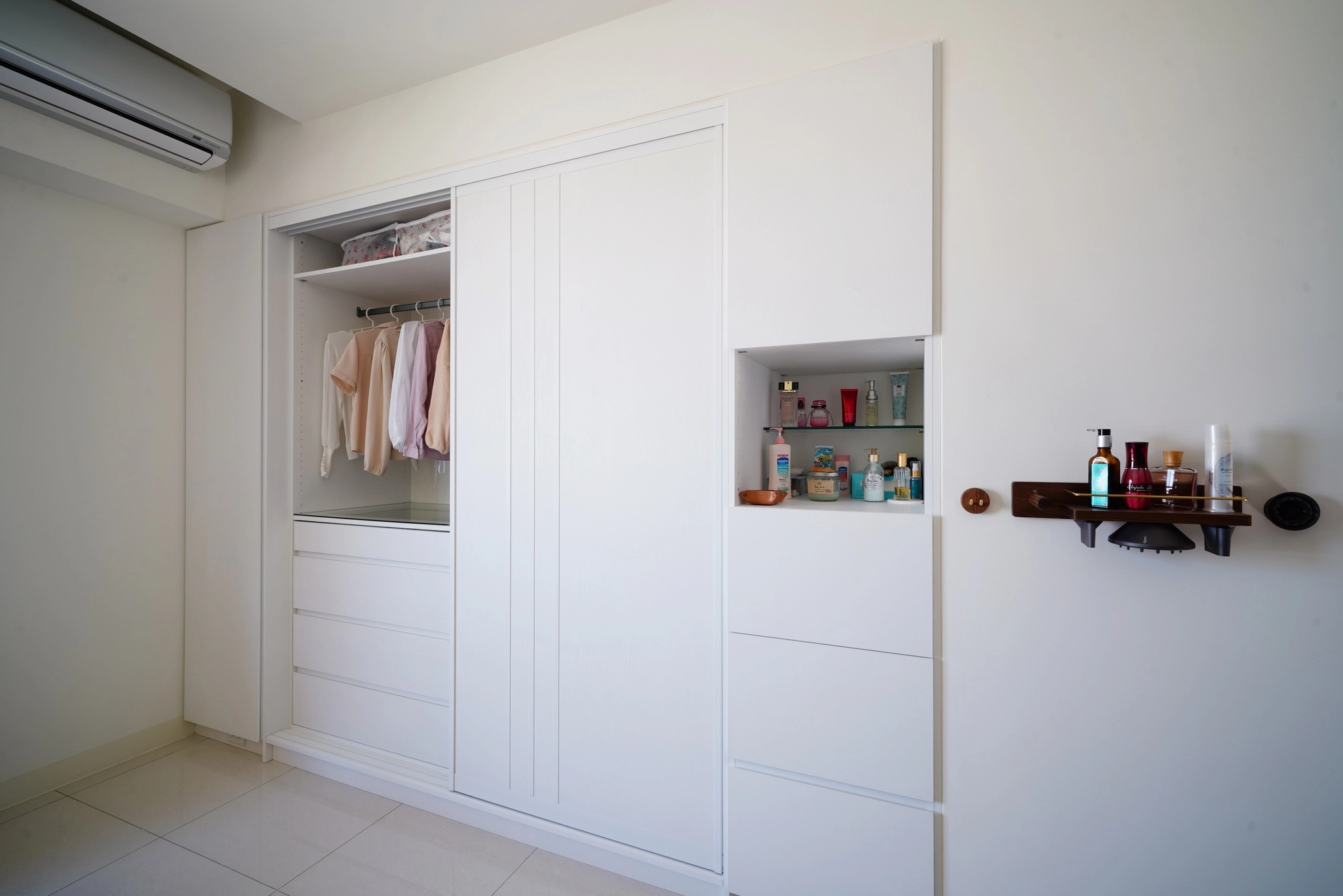 德盈室內設計,主臥 11 抽系統櫃,精選材質,兼具美學與機能彈性。