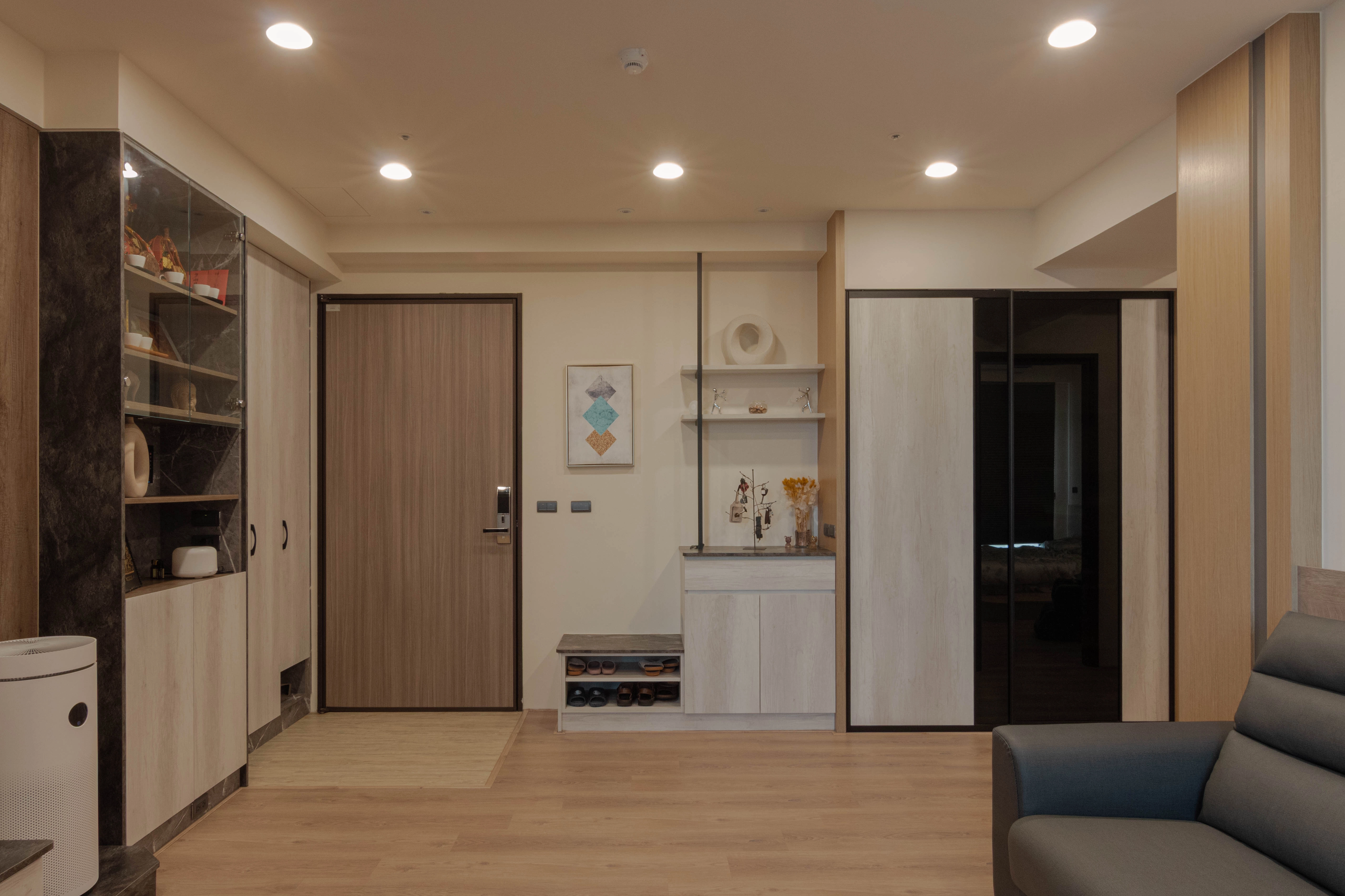 臺邦首府建設玄關實景:九份子重劃區木質穿鞋座塌,整合系統櫃收納極大化機能。