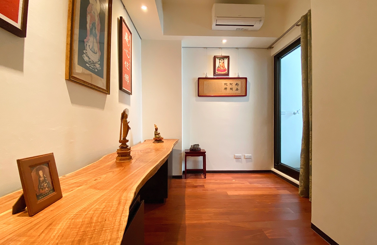 質感九份子室內設計：德盈量身訂製轉角收藏櫃，極大化空間展示機能。