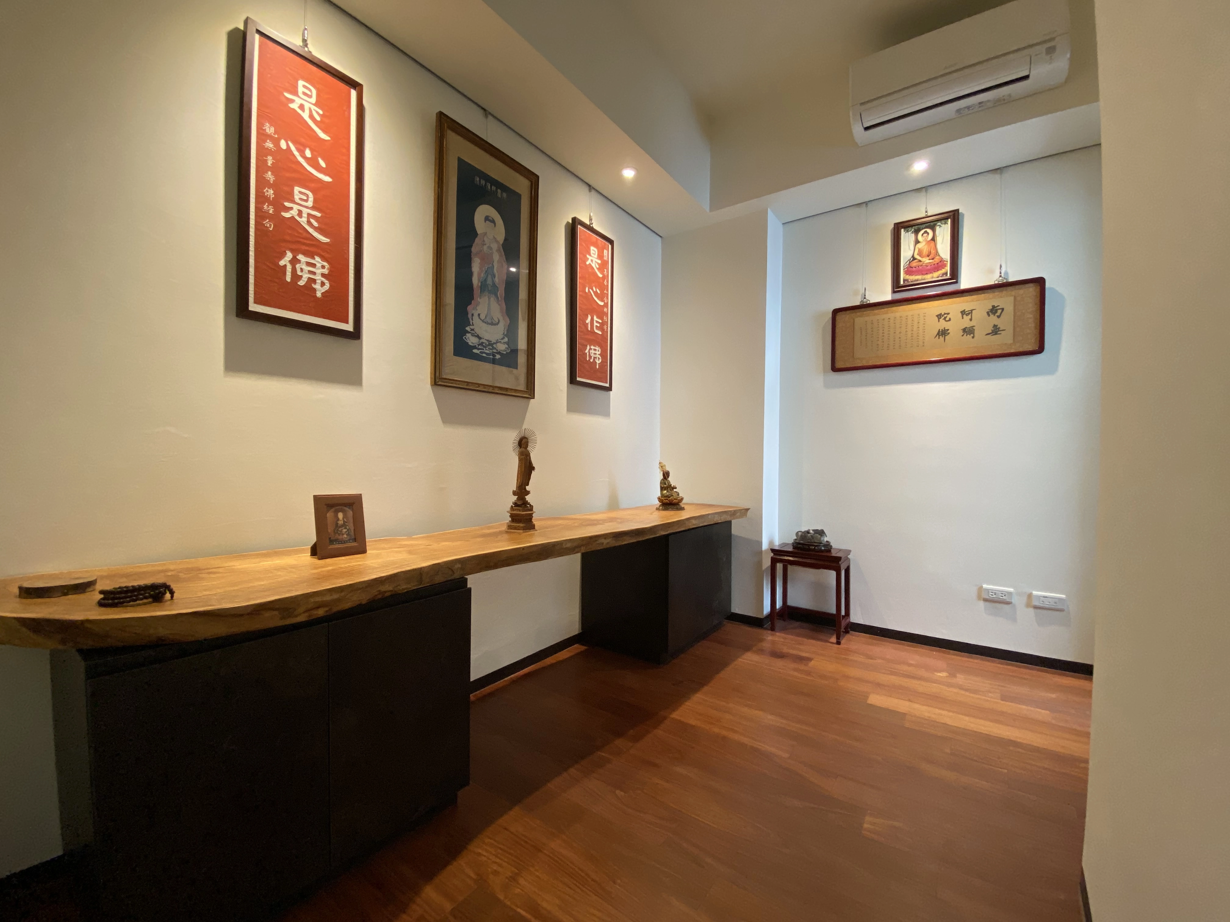 現代中式風實木長桌區: 結合系統收納機能,打造寧靜閱讀場域。