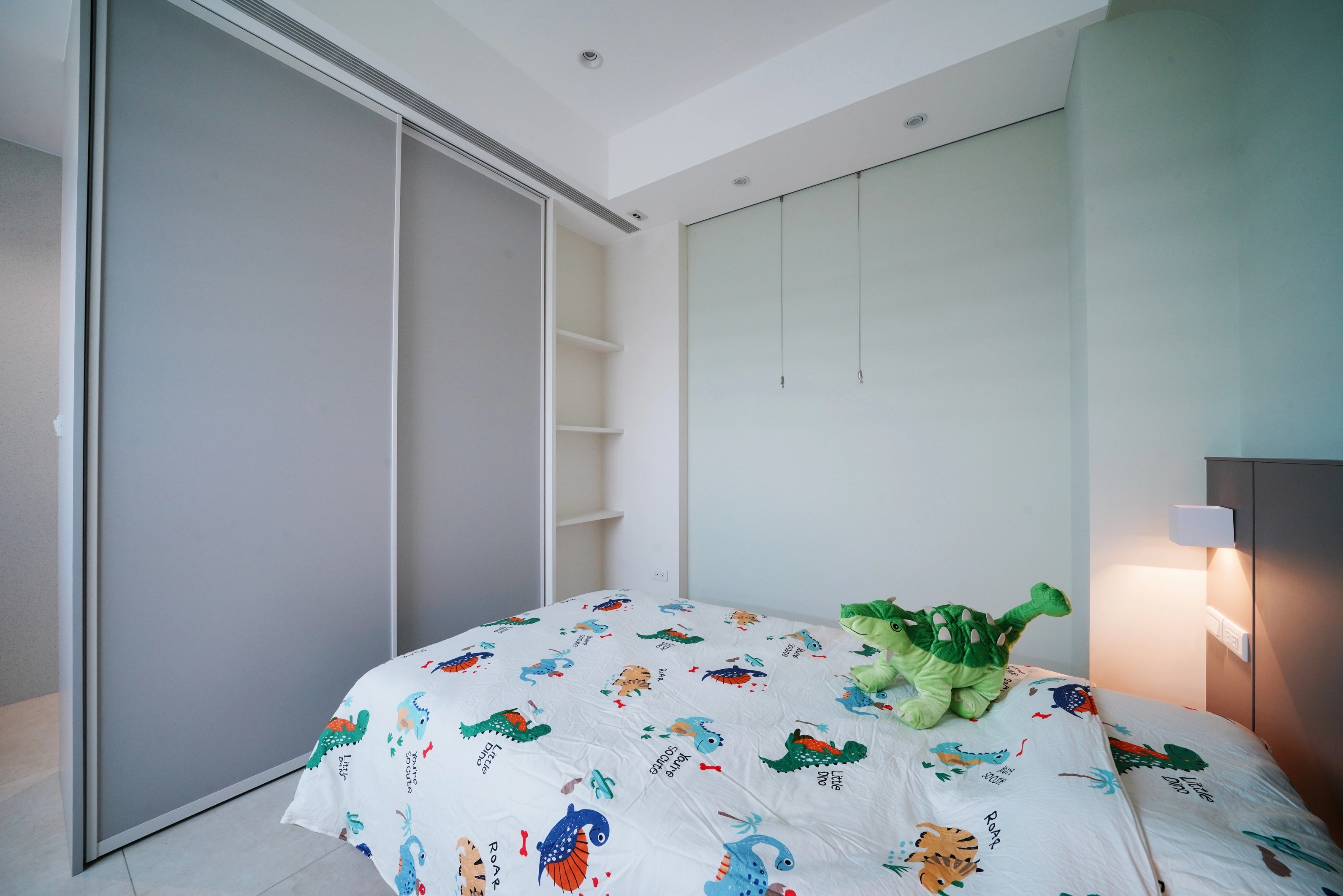 兒童房規劃一體成型衣櫃與開放格,兼顧孩子的使用便利與童趣感。