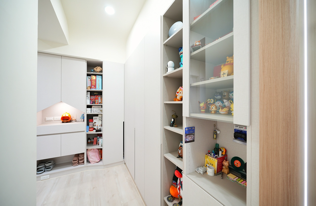 德盈室內設計儲藏室規劃：採用極簡無把手設計，櫃體線條俐落平整，展現現代居家空間的秩序美感。