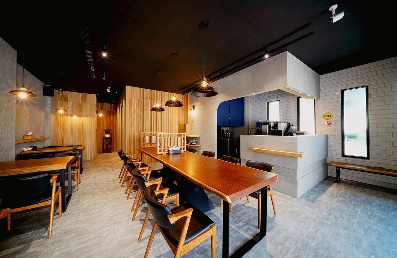 現代工業風餐飲空間： 異材質完美交織，型塑自在交流環境。